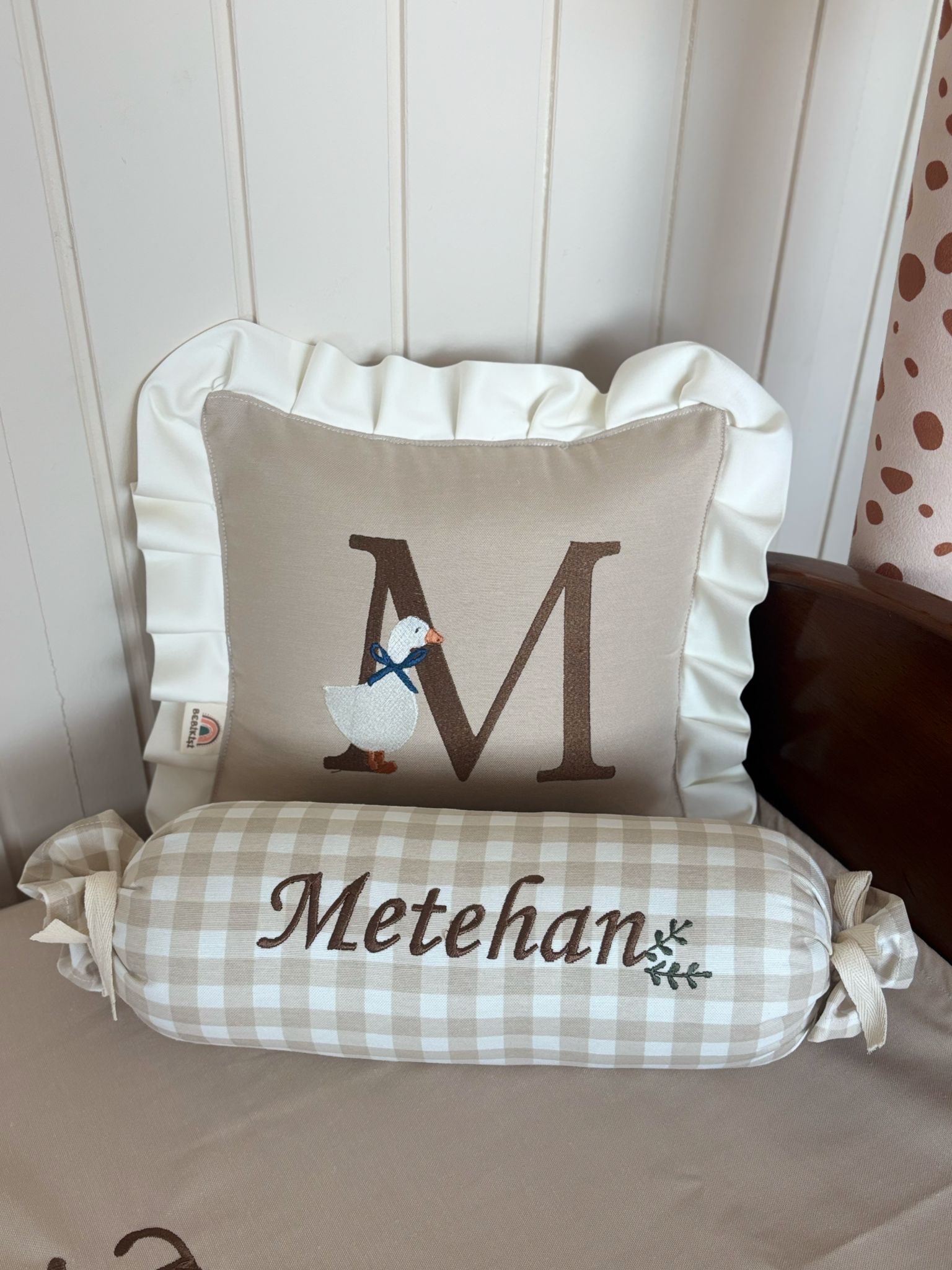 DEKORATİF 2'Lİ TAKIM YASTIK SEVİMLİ ÖRDEK - BEJ KOYU KAHVE LACİVERT KURDELE