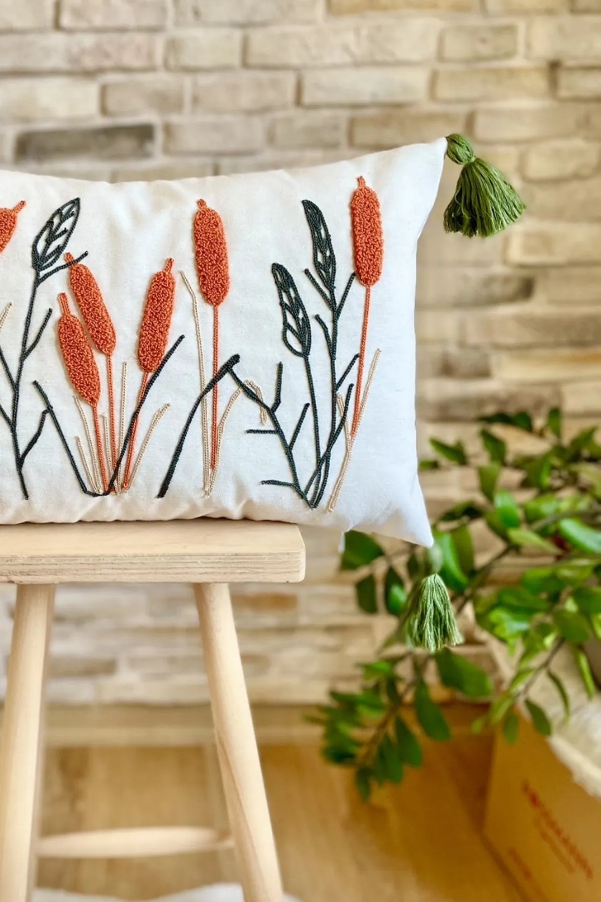 Flower Punch İşlemeli Desenli Kırlent Kılıfı - InNature Home - Renkli Tomurcuk