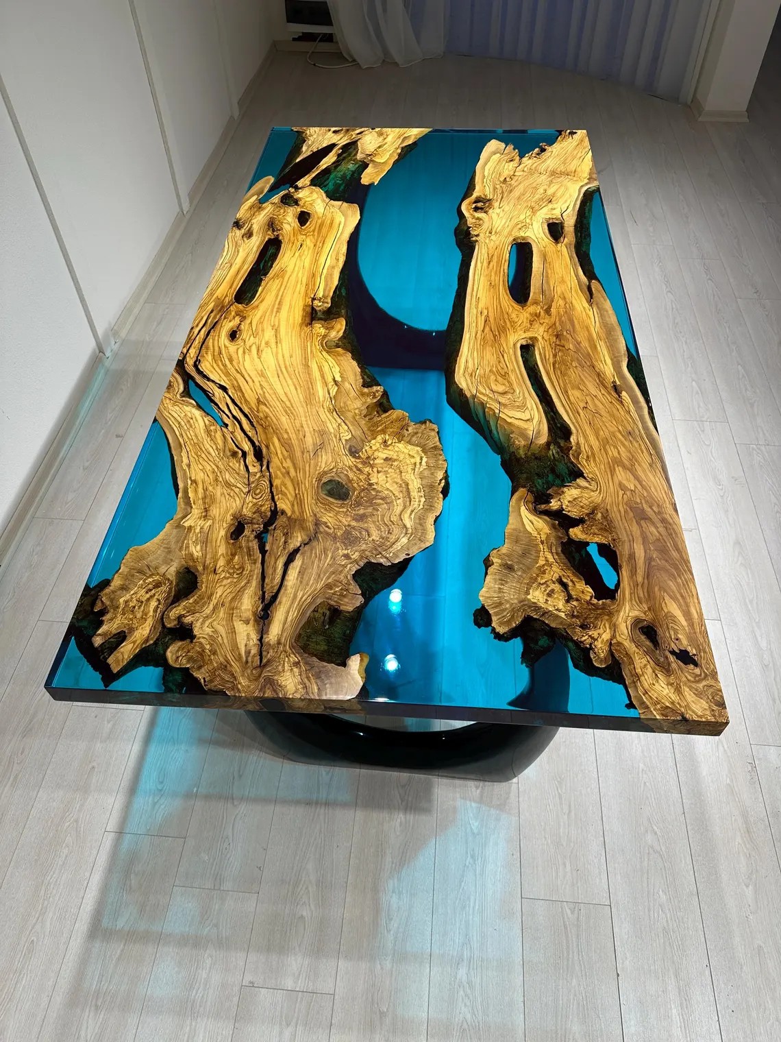 Ocean Blue Epoxy Olive Wood Table – Custom Live Edge Resin Dining or Conference Desk | Handcrafted Nature-Inspired Design | Resin Epoxy Table | INNATURE 