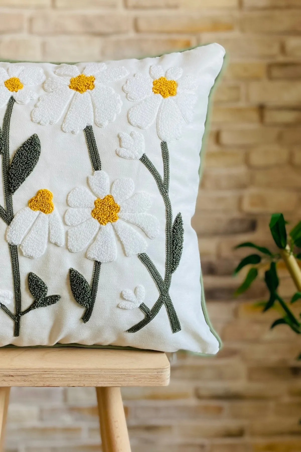 Flower Punch İşlemeli Desenli Kırlent Kılıfı - InNature Home - Papatya Bahçesi