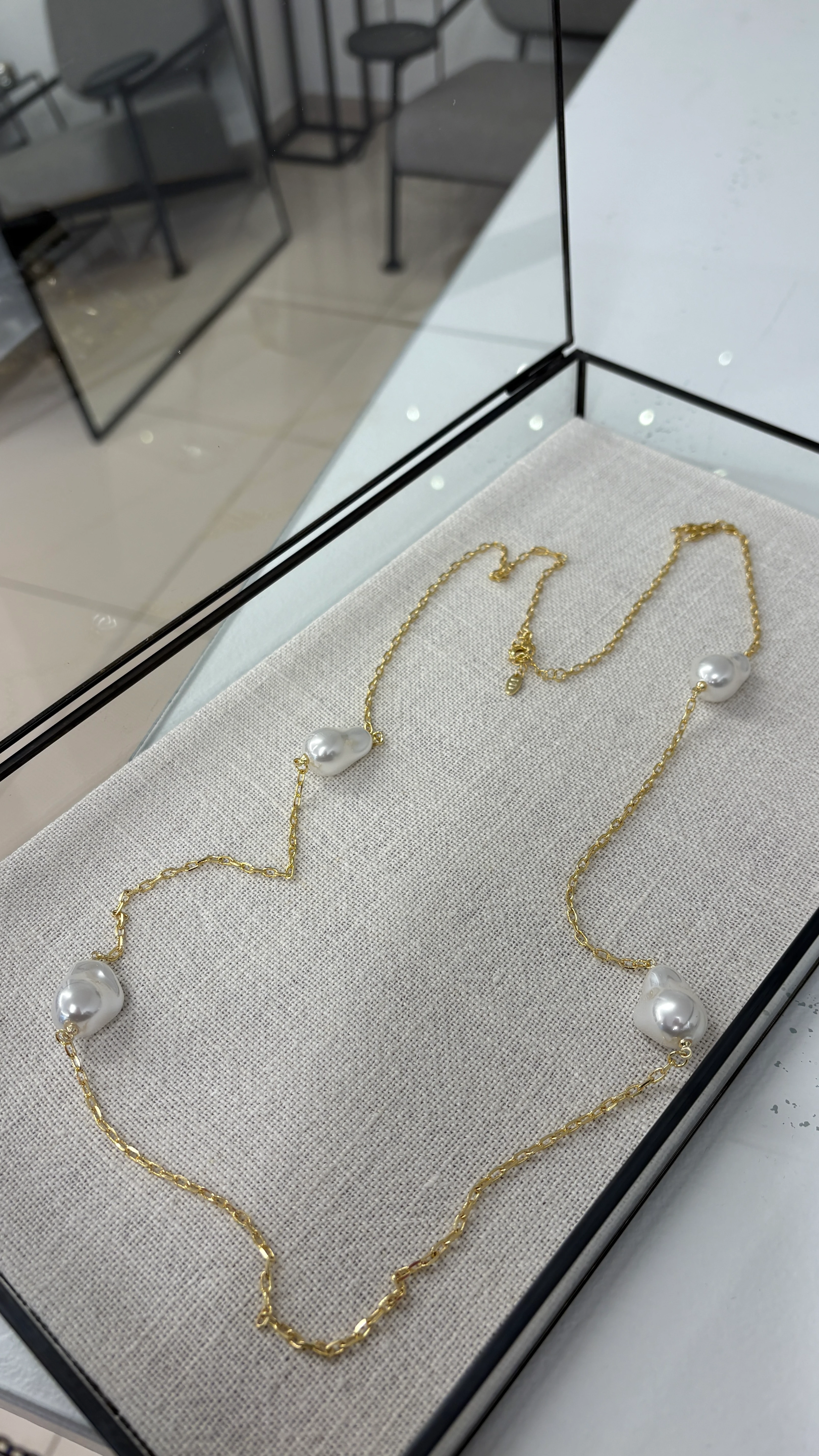 Taş Görünümlü İncili Zincir Kolye (zincir detayları altın kaplamadır)