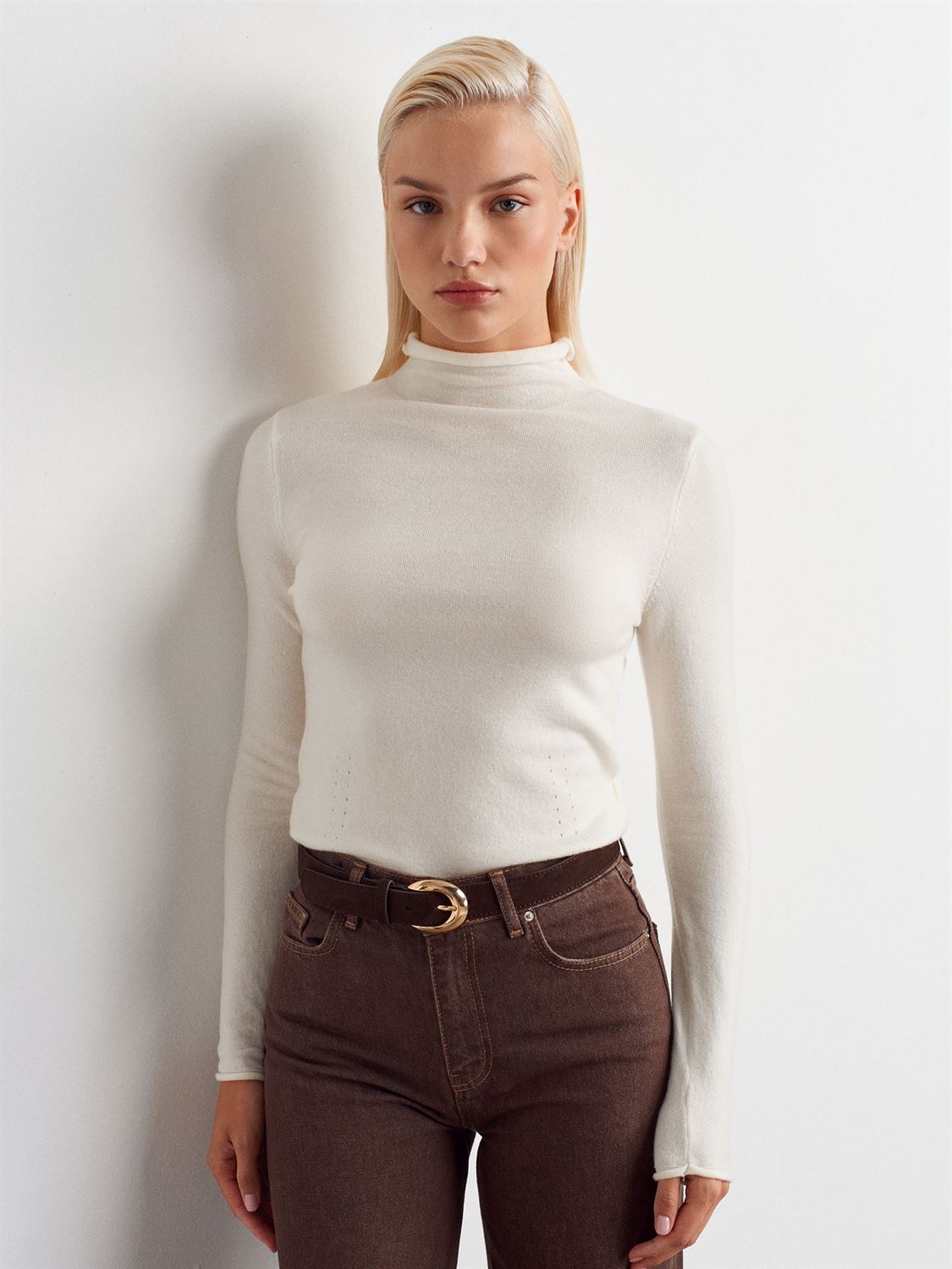 Dik Yaka Yumuşak İnce Dokulu Triko Kazak