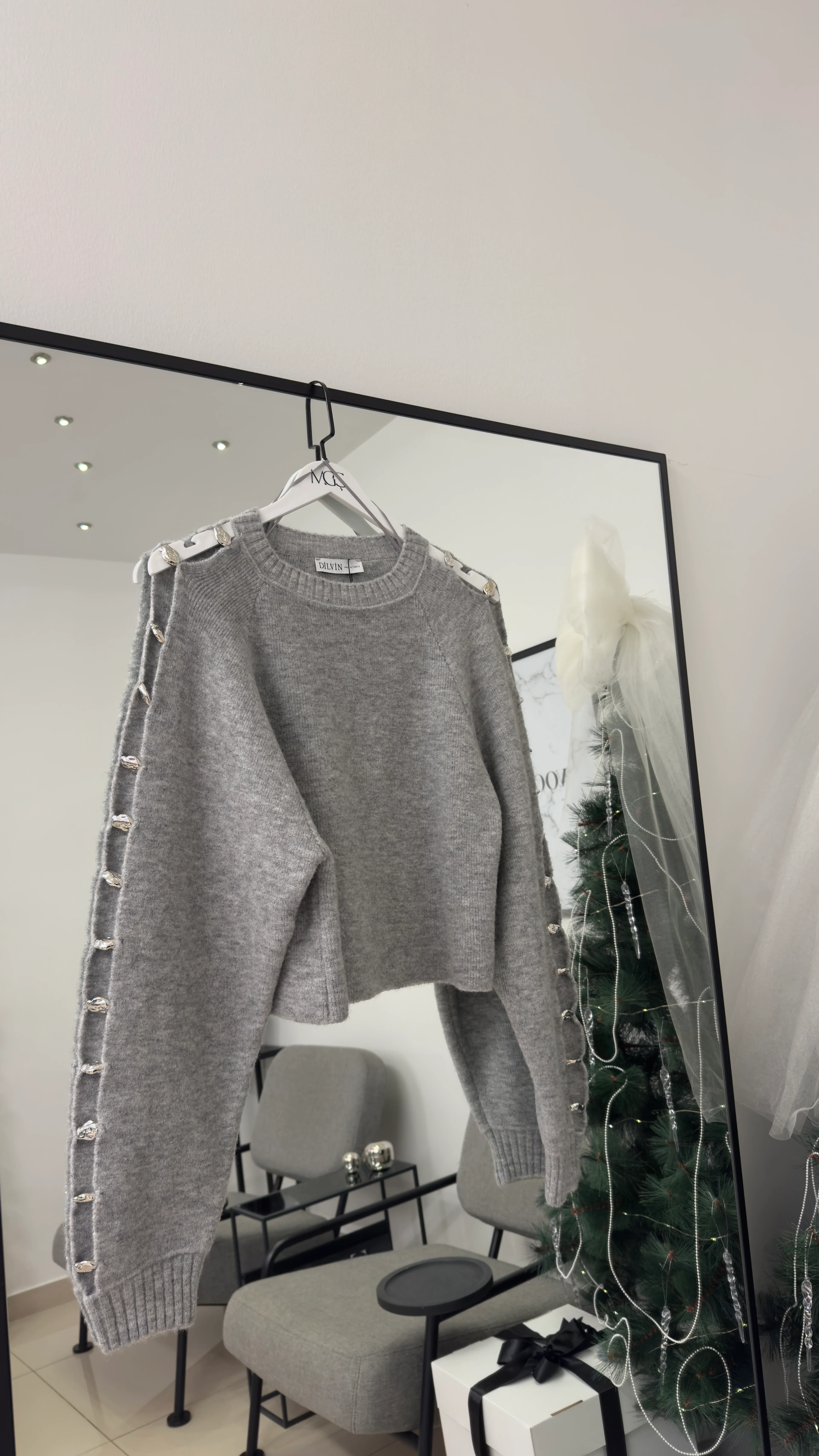 Aksesuar Detaylı Kazak- Gri