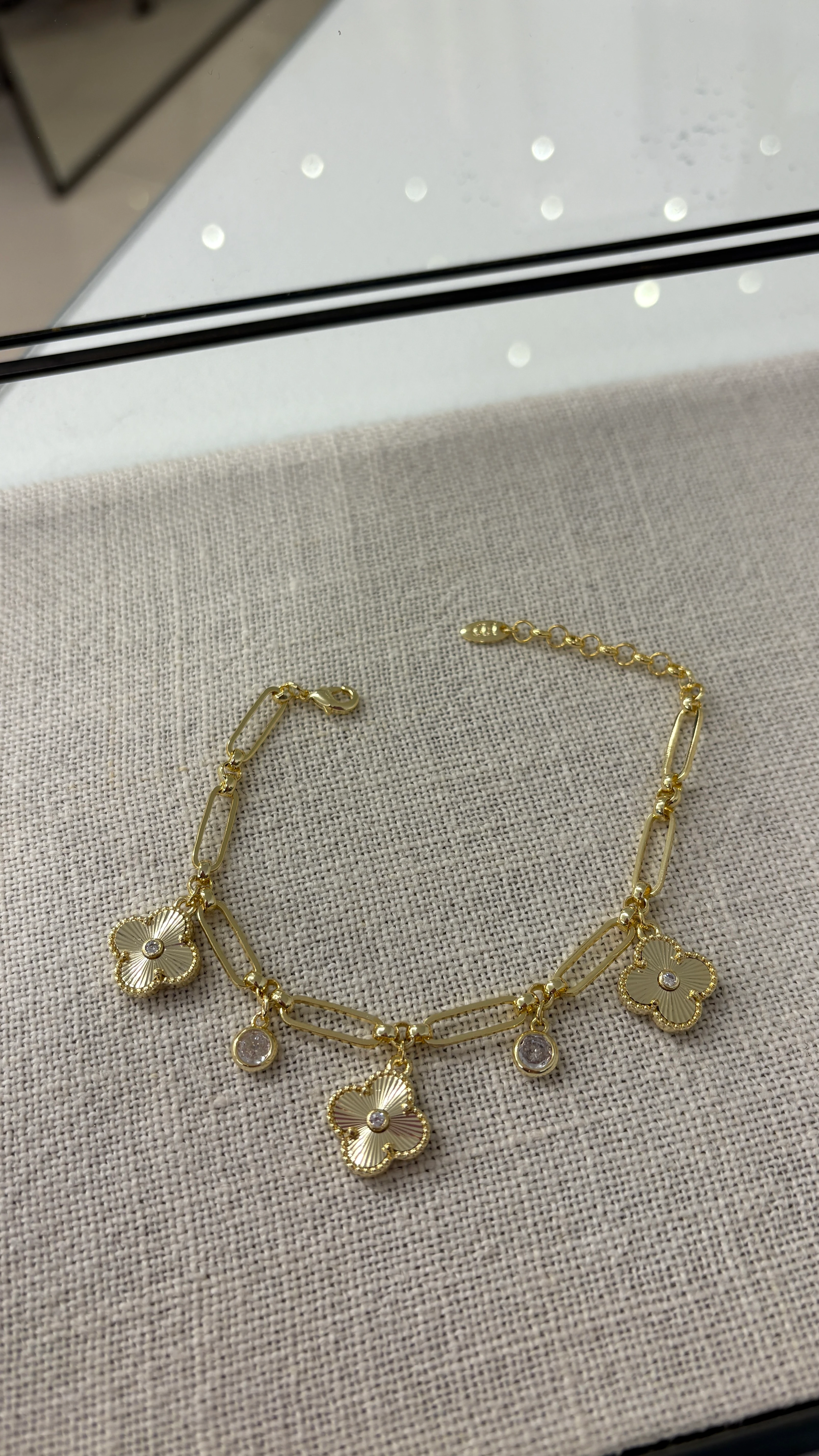 Yonca Taşlı Çarmlı Bileklik ( altın kaplama)