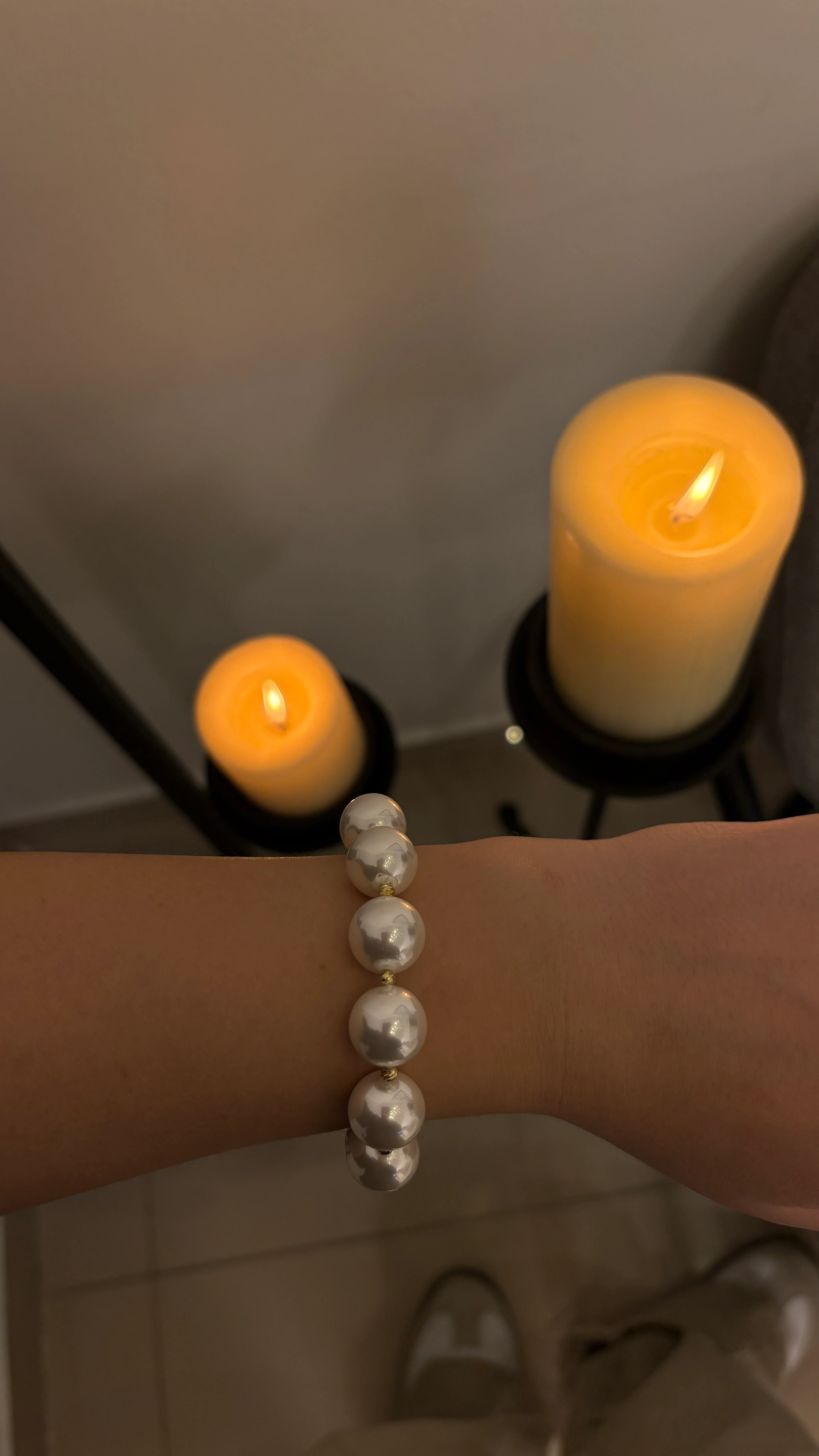 Ekru İnci Bileklik (zincir detayları altın kaplamadır)