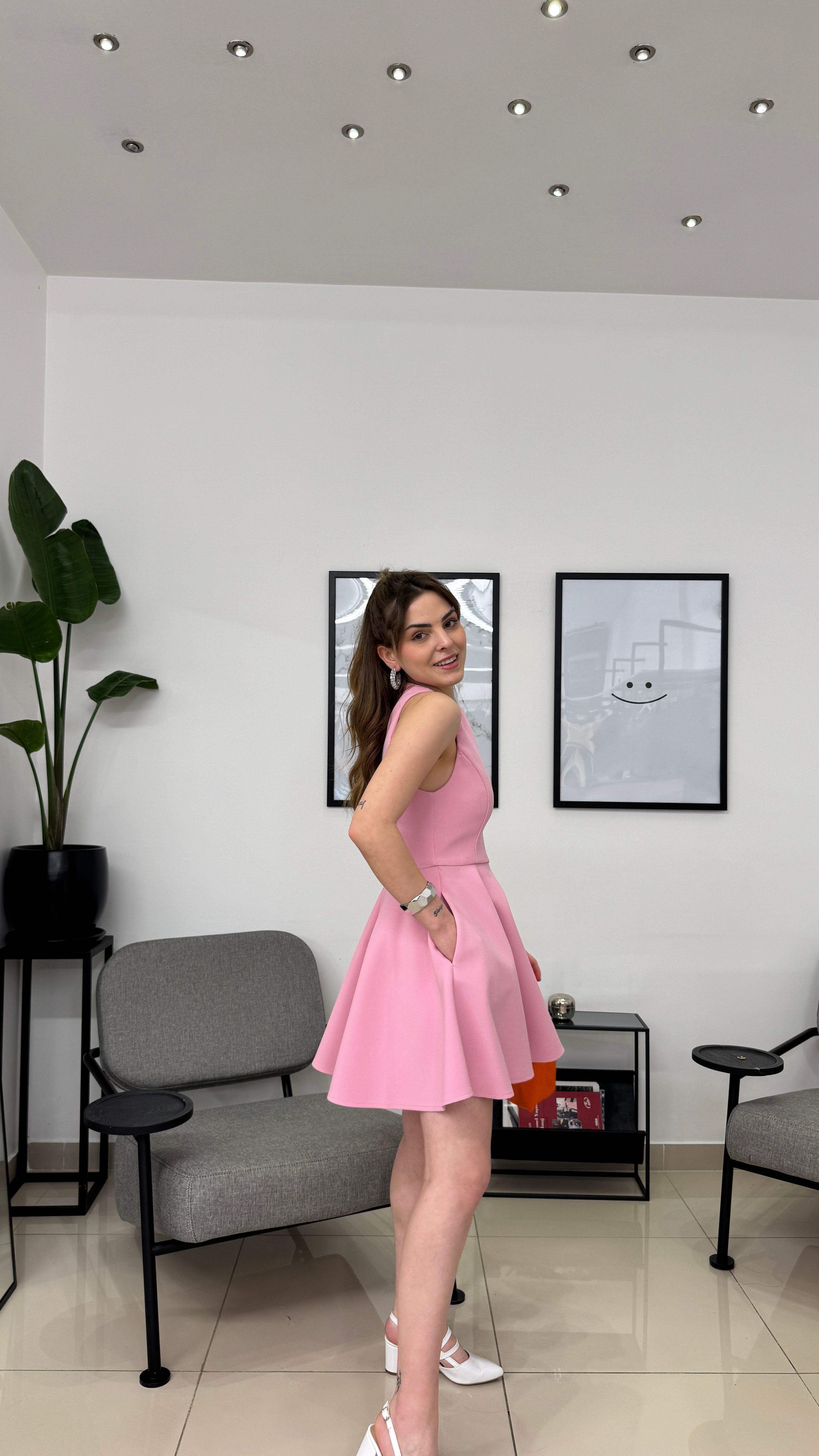 Pembe Eteği Volanlı Sıfır Kol Elbise