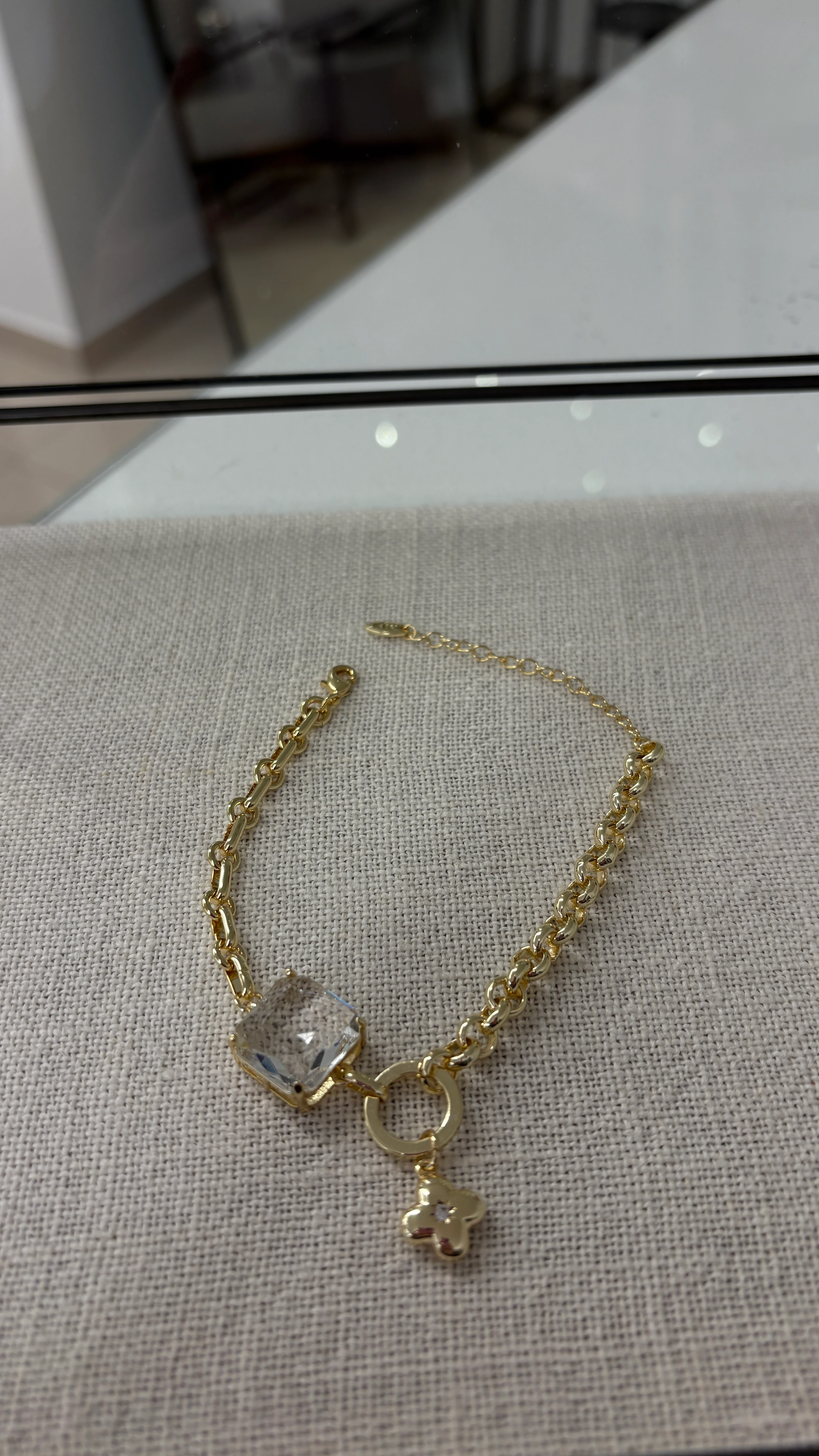 Kristal Kare Taş Çarmlı Bileklik (Altın Kaplama)