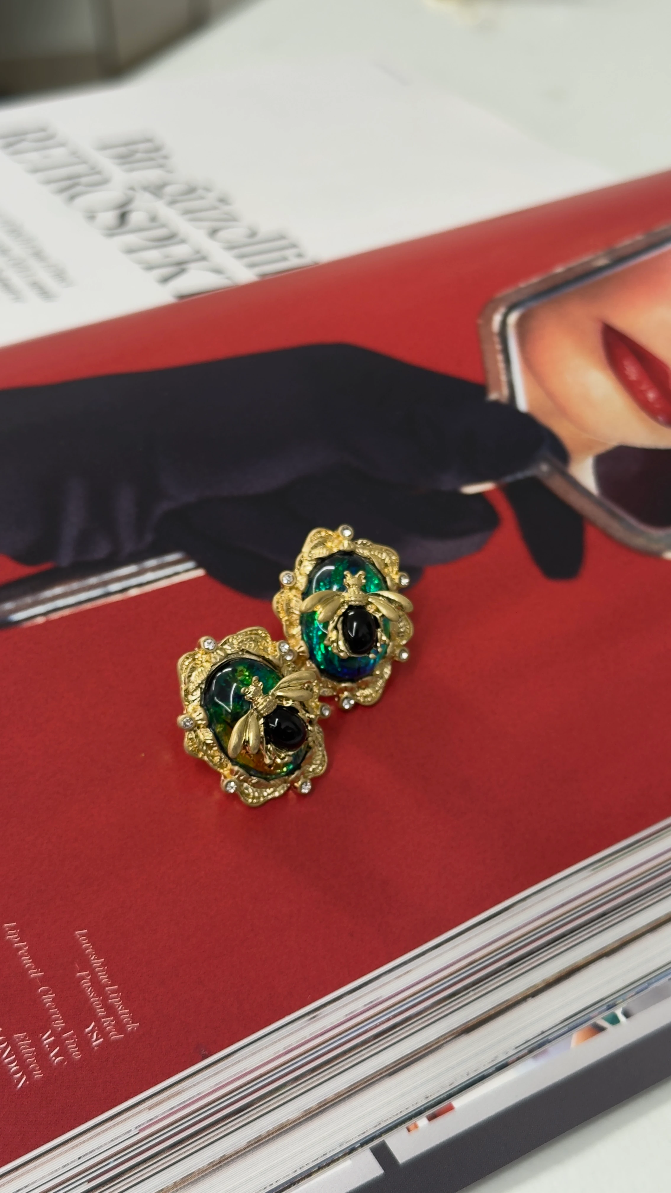 Arı Detaylı Yansıma Boncuk Küpe