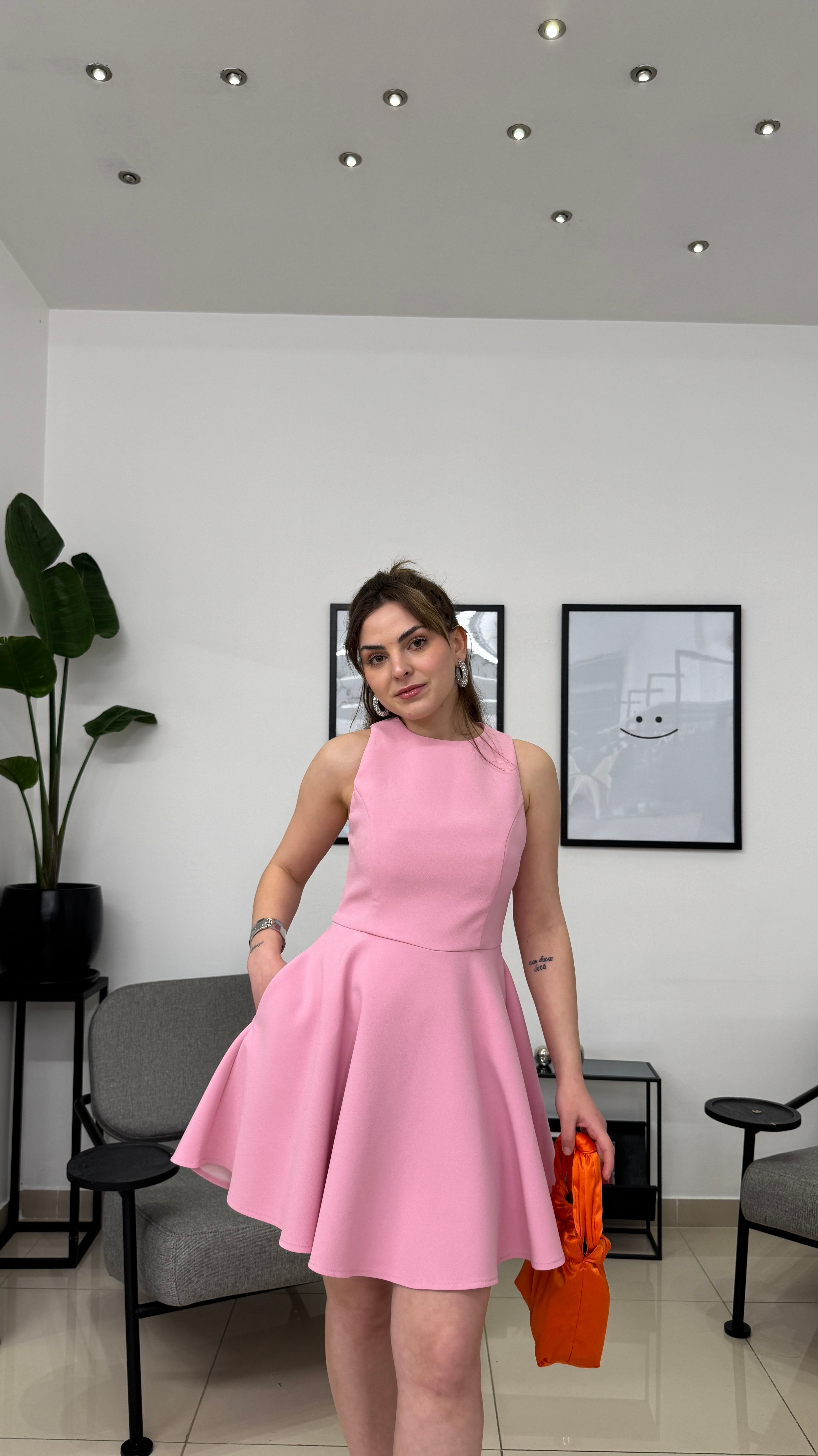 Pembe Eteği Volanlı Sıfır Kol Elbise