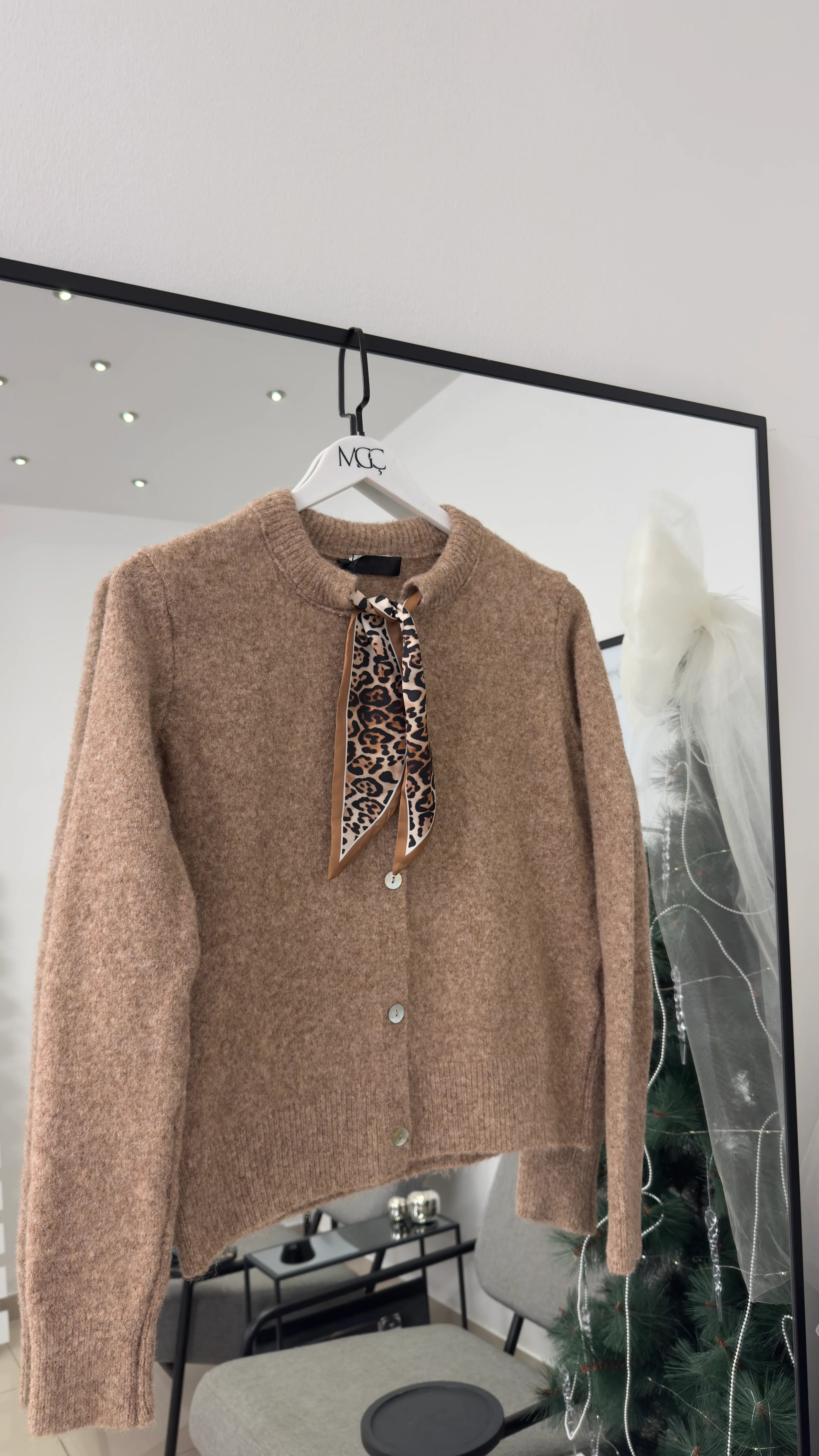 Fular Detaylı Triko Hırka/ Koyu Bej- Siyah