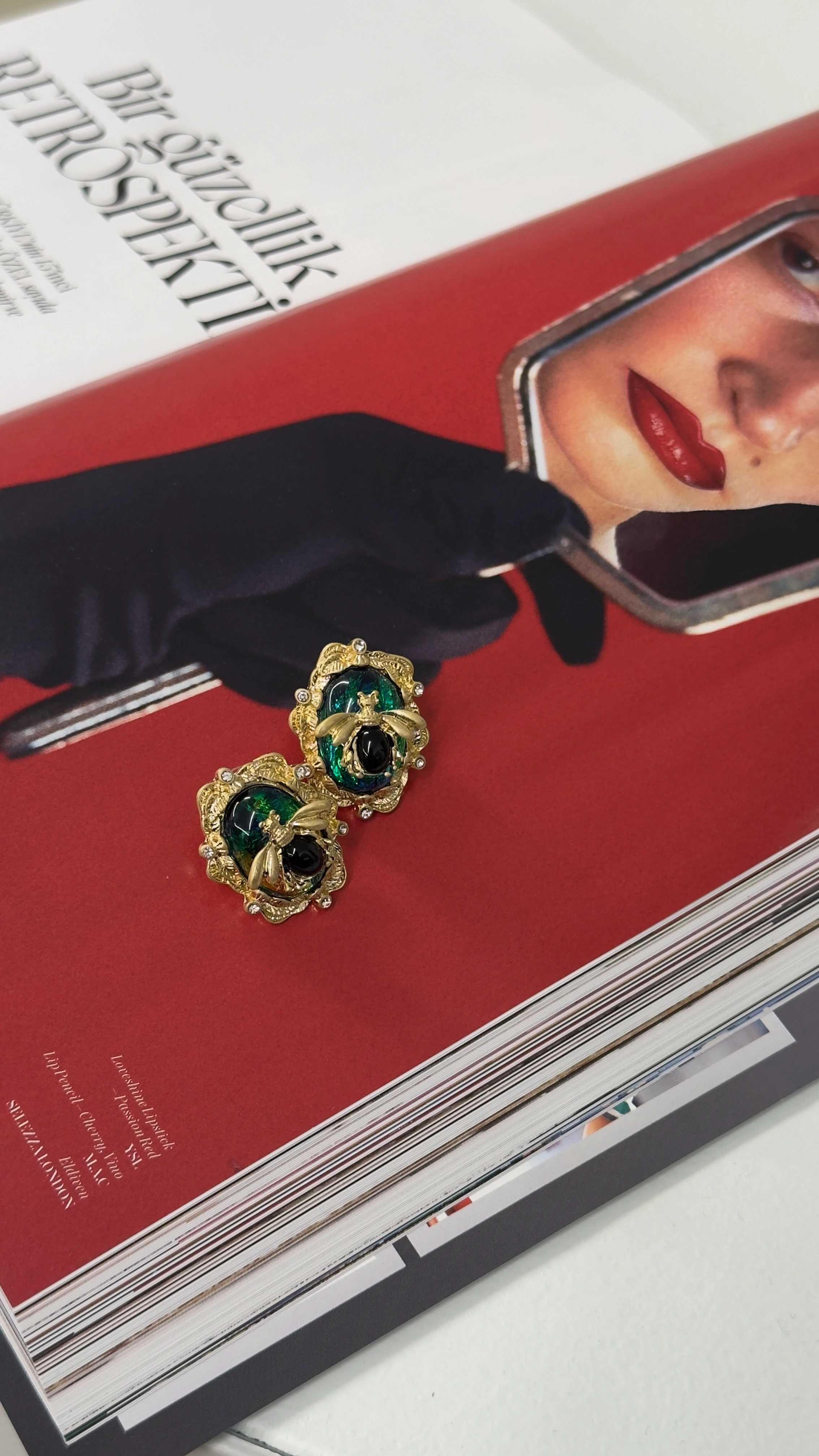 Arı Detaylı Yansıma Boncuk Küpe