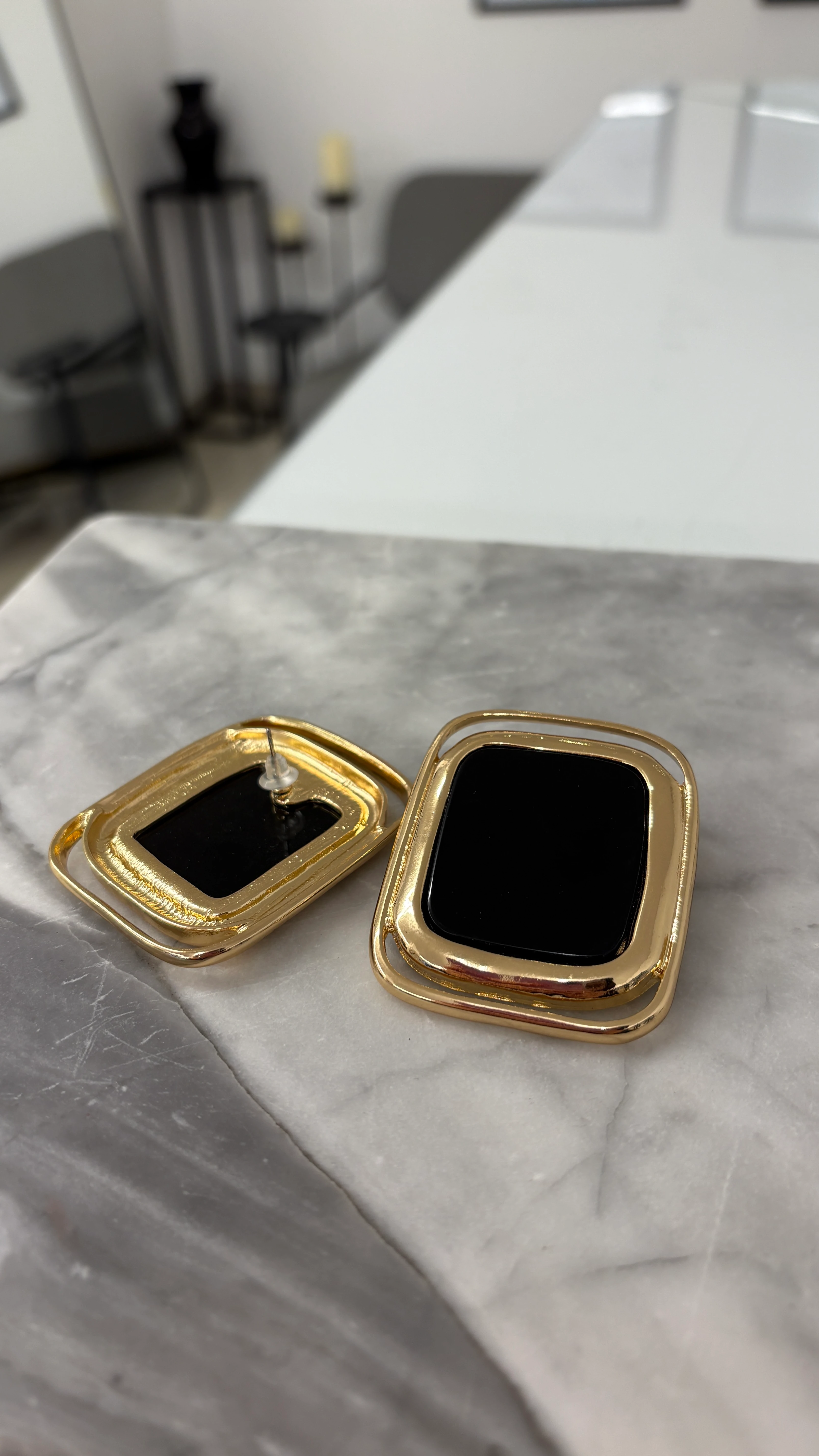 Siyah Mineli Vintage Gold Büyük Kare Küpe