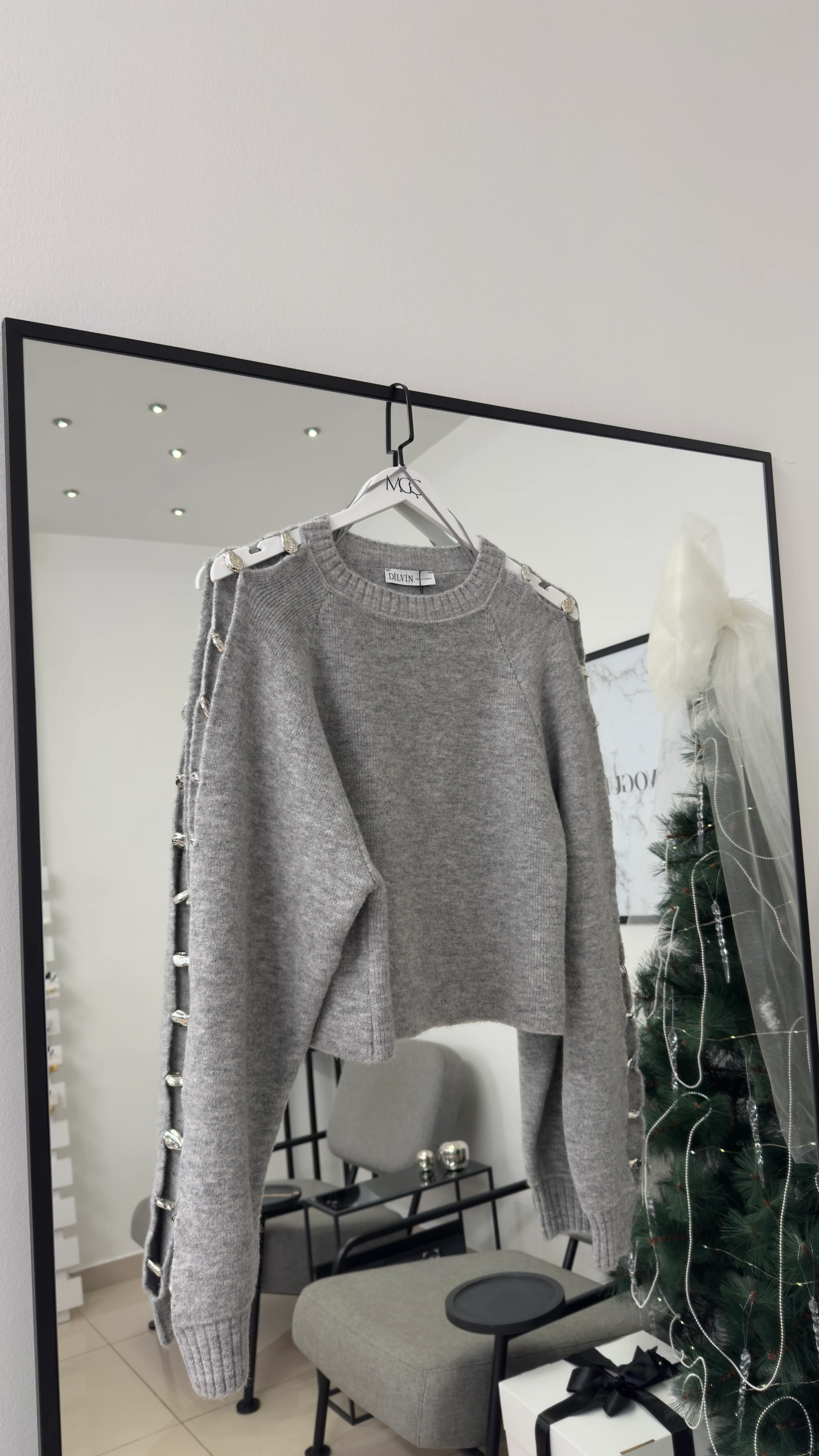 Aksesuar Detaylı Kazak- Gri