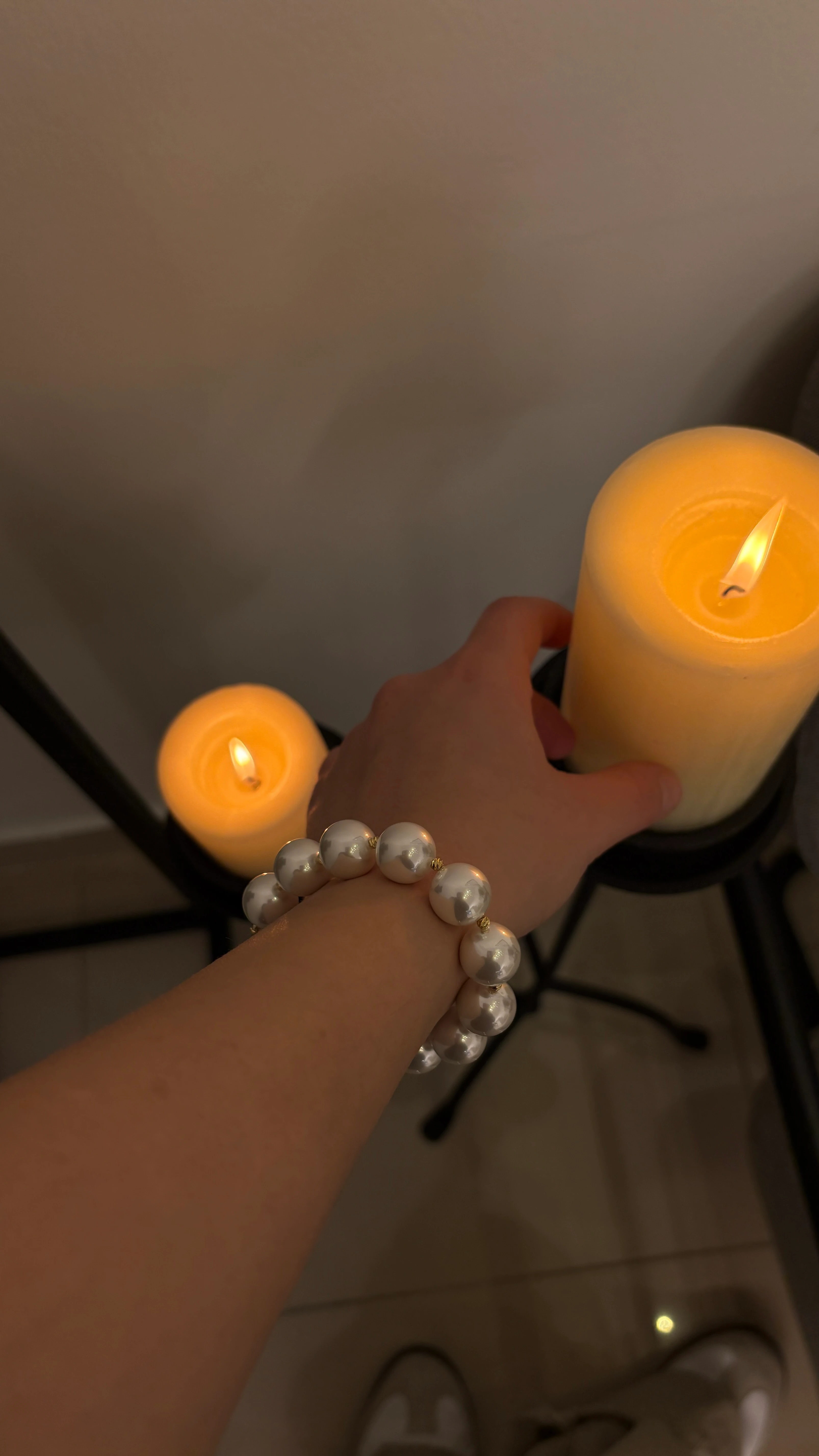 Ekru İnci Bileklik (zincir detayları altın kaplamadır)