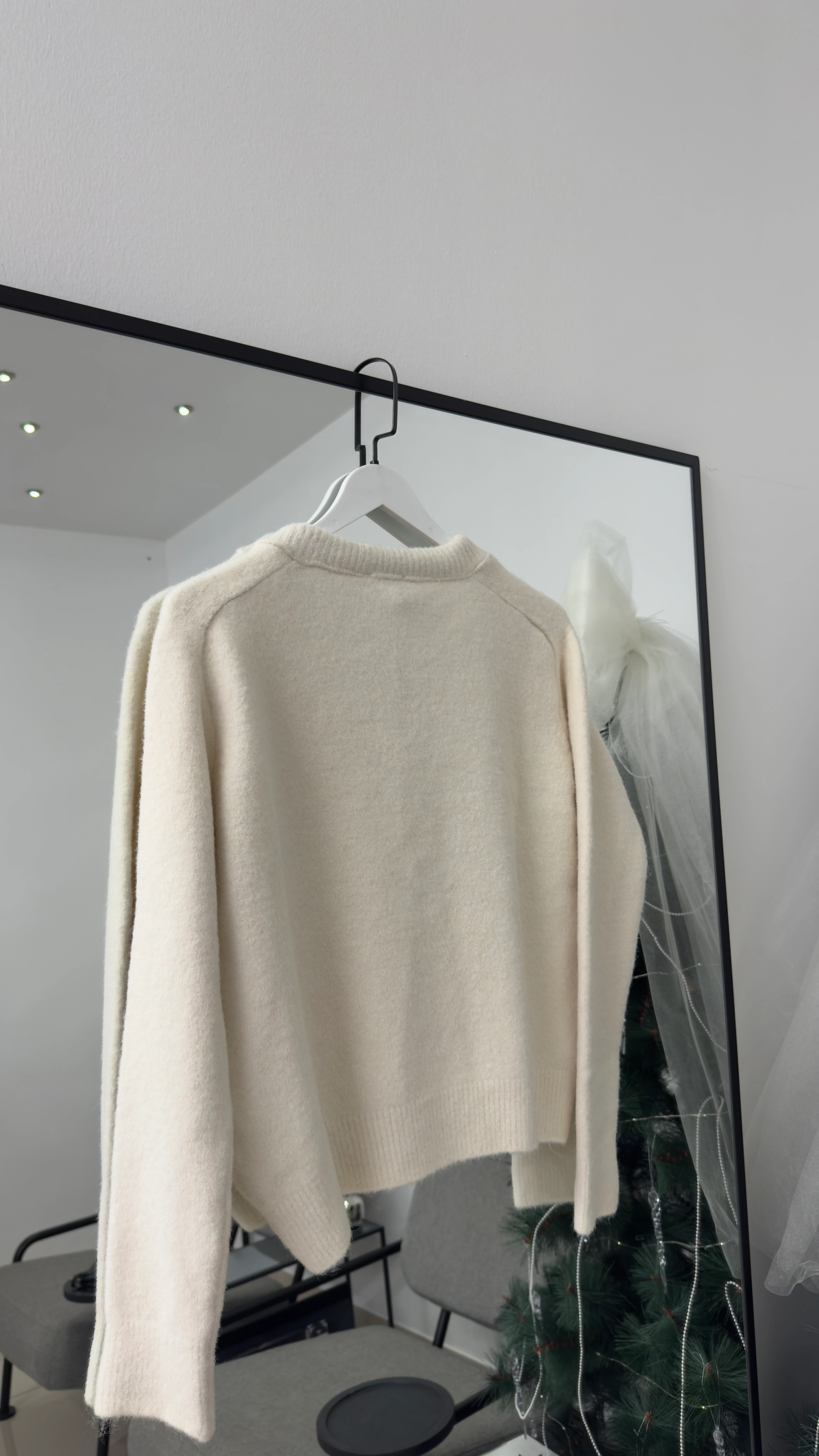 V Yaka Fularlı Triko Kazak / Krem