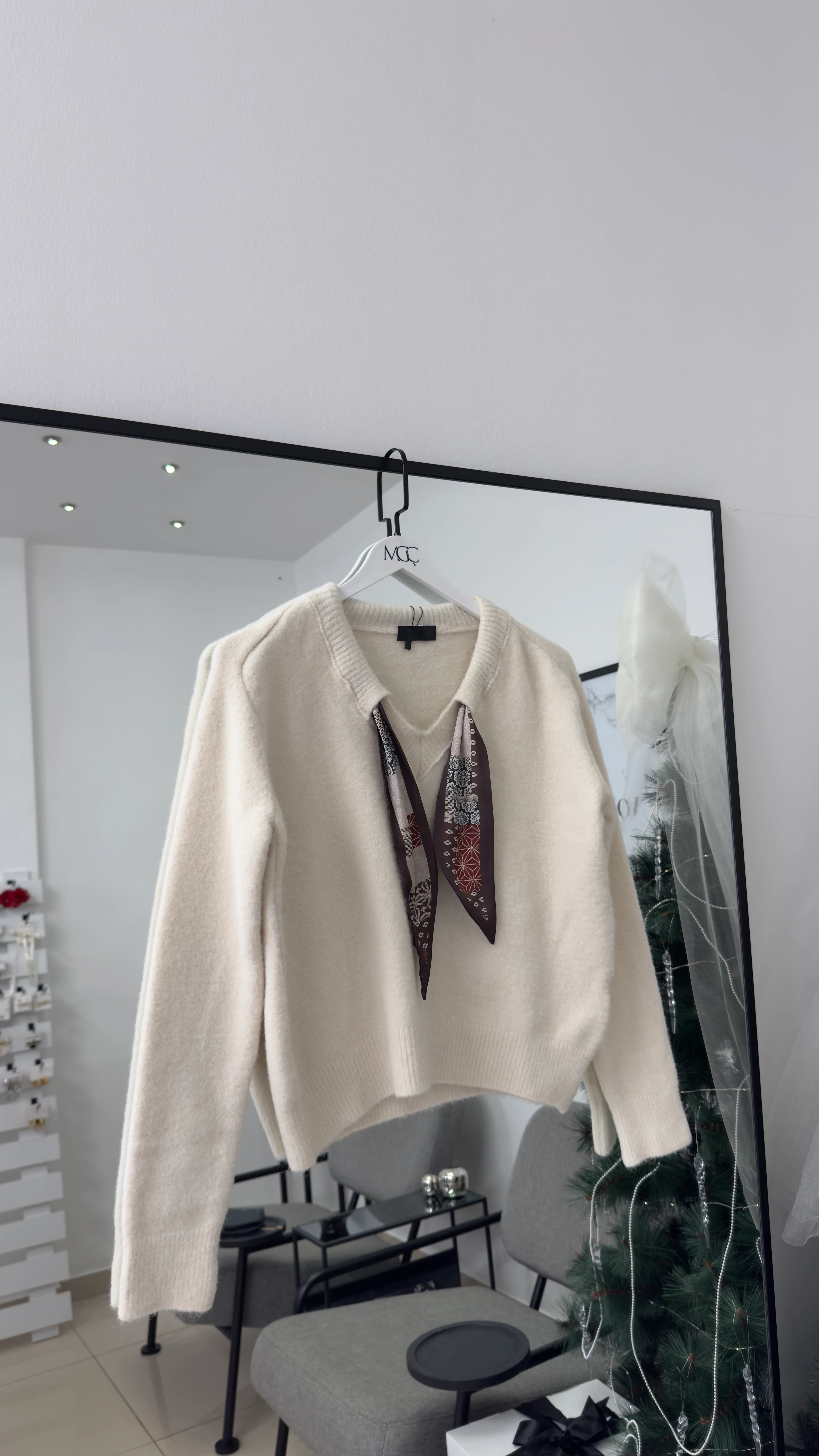 V Yaka Fularlı Triko Kazak / Krem