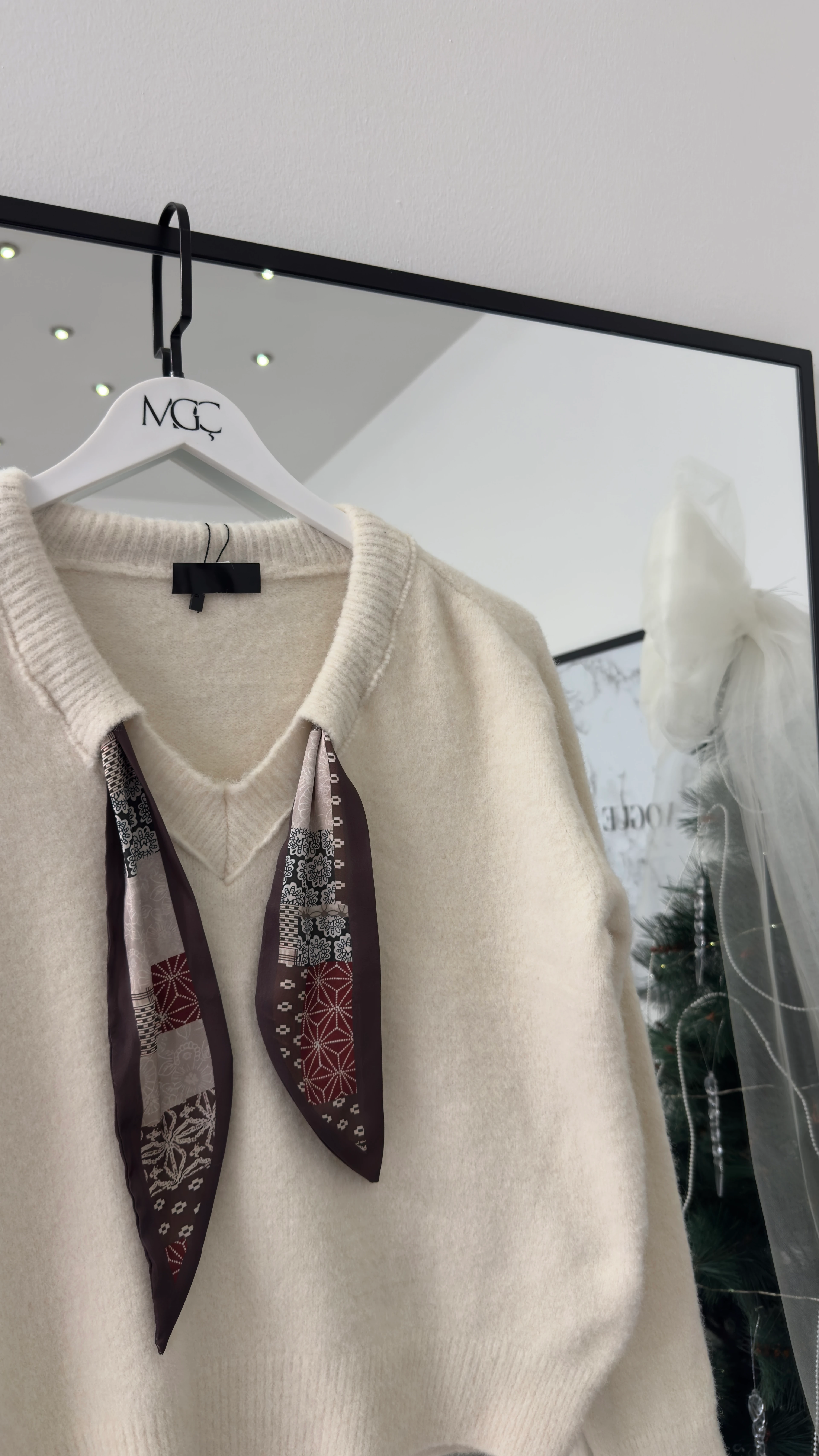 V Yaka Fularlı Triko Kazak / Krem