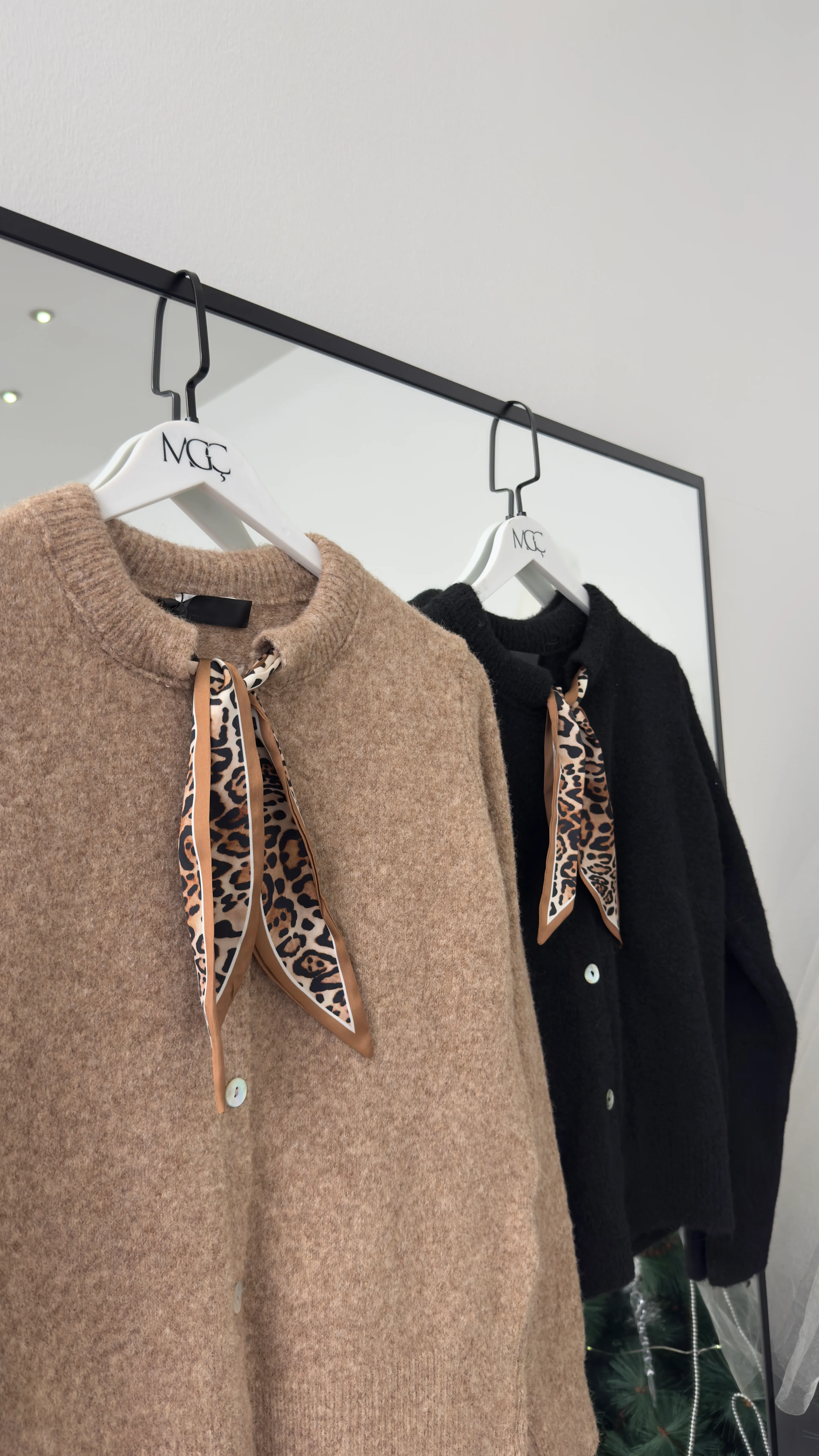 Fular Detaylı Triko Hırka/ Koyu Bej- Siyah