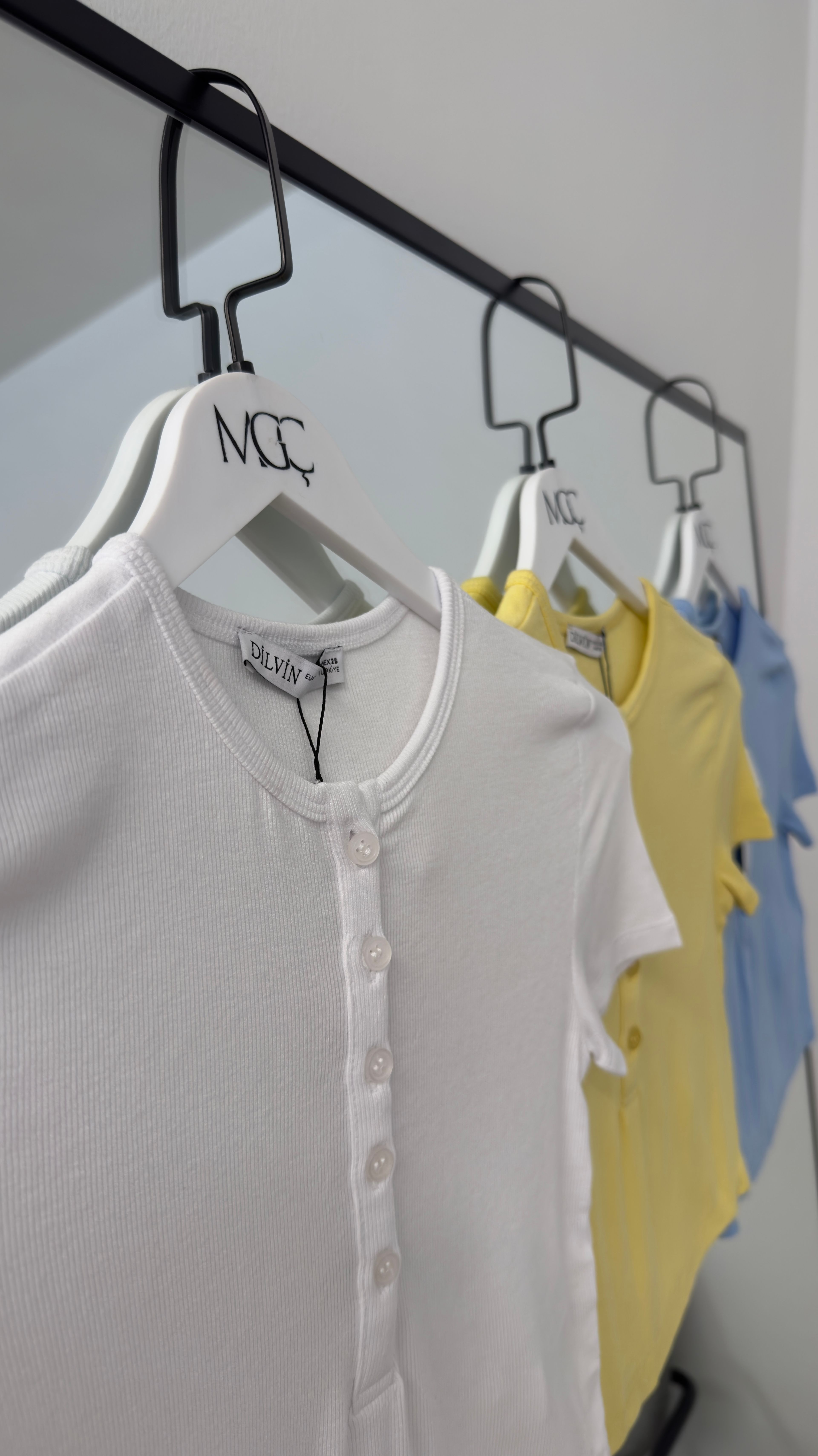 Düğme Detaylı Crop Top Sarı