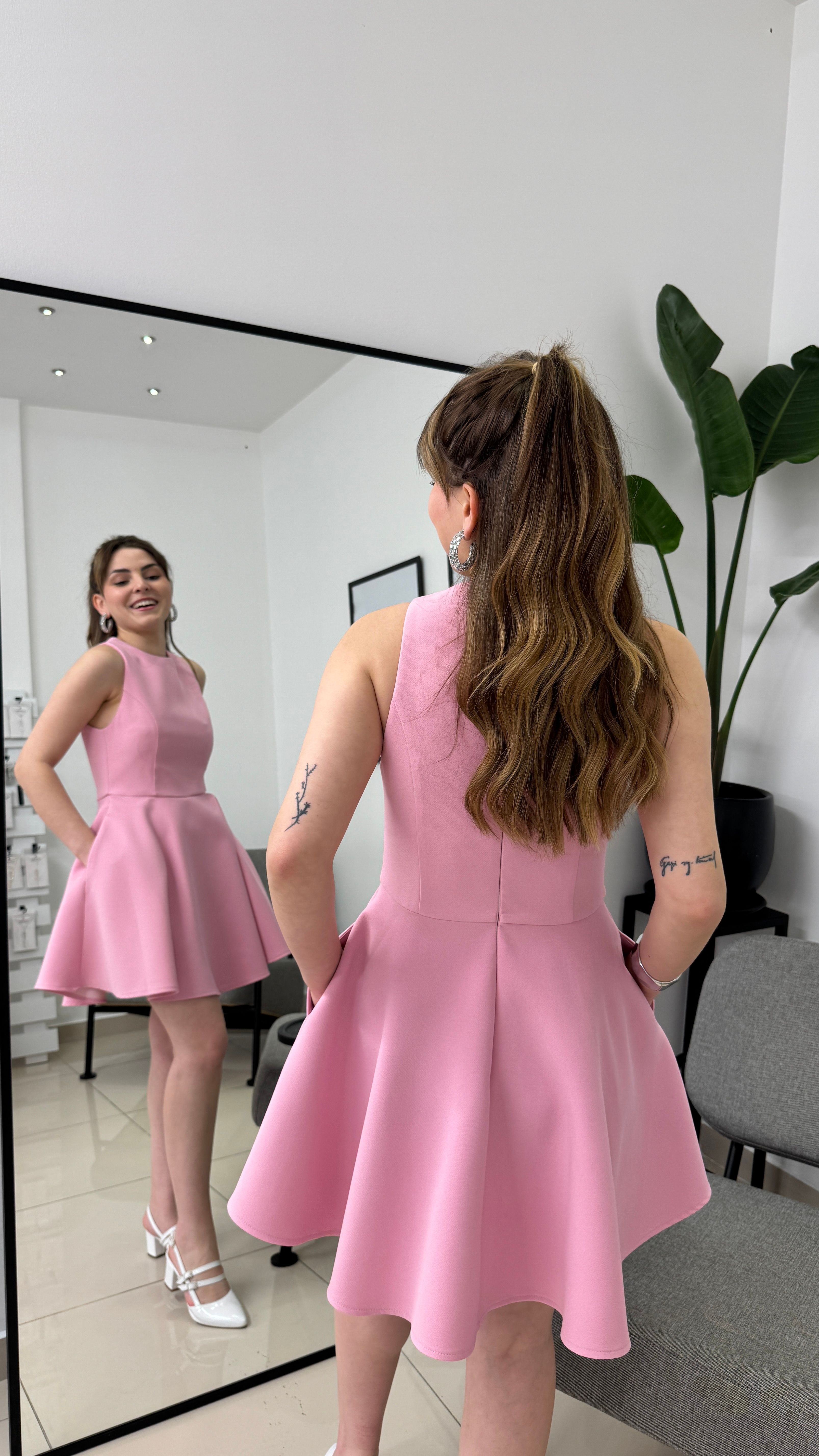 Pembe Eteği Volanlı Sıfır Kol Elbise