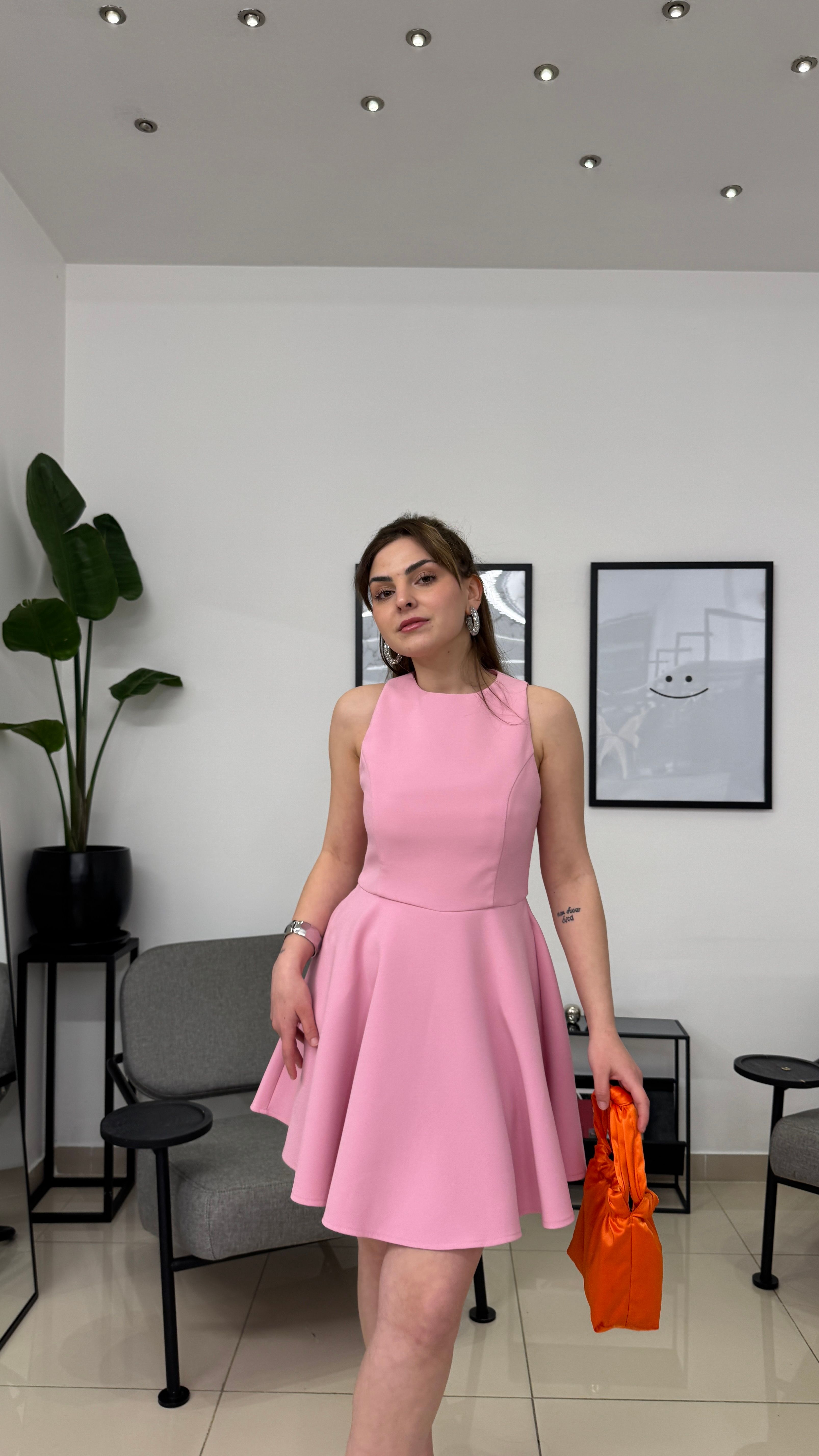 Pembe Eteği Volanlı Sıfır Kol Elbise