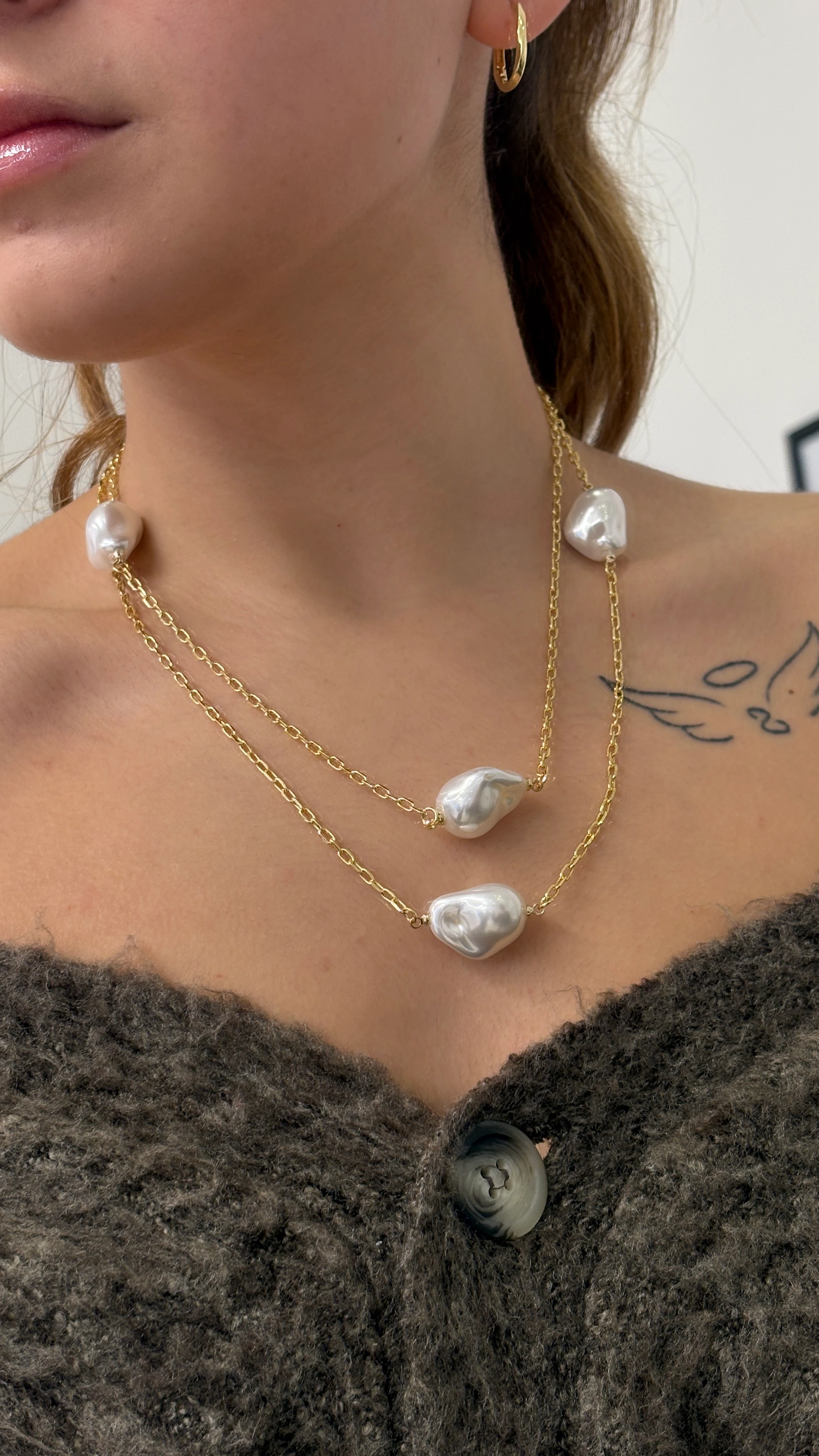 Taş Görünümlü İncili Zincir Kolye (zincir detayları altın kaplamadır)