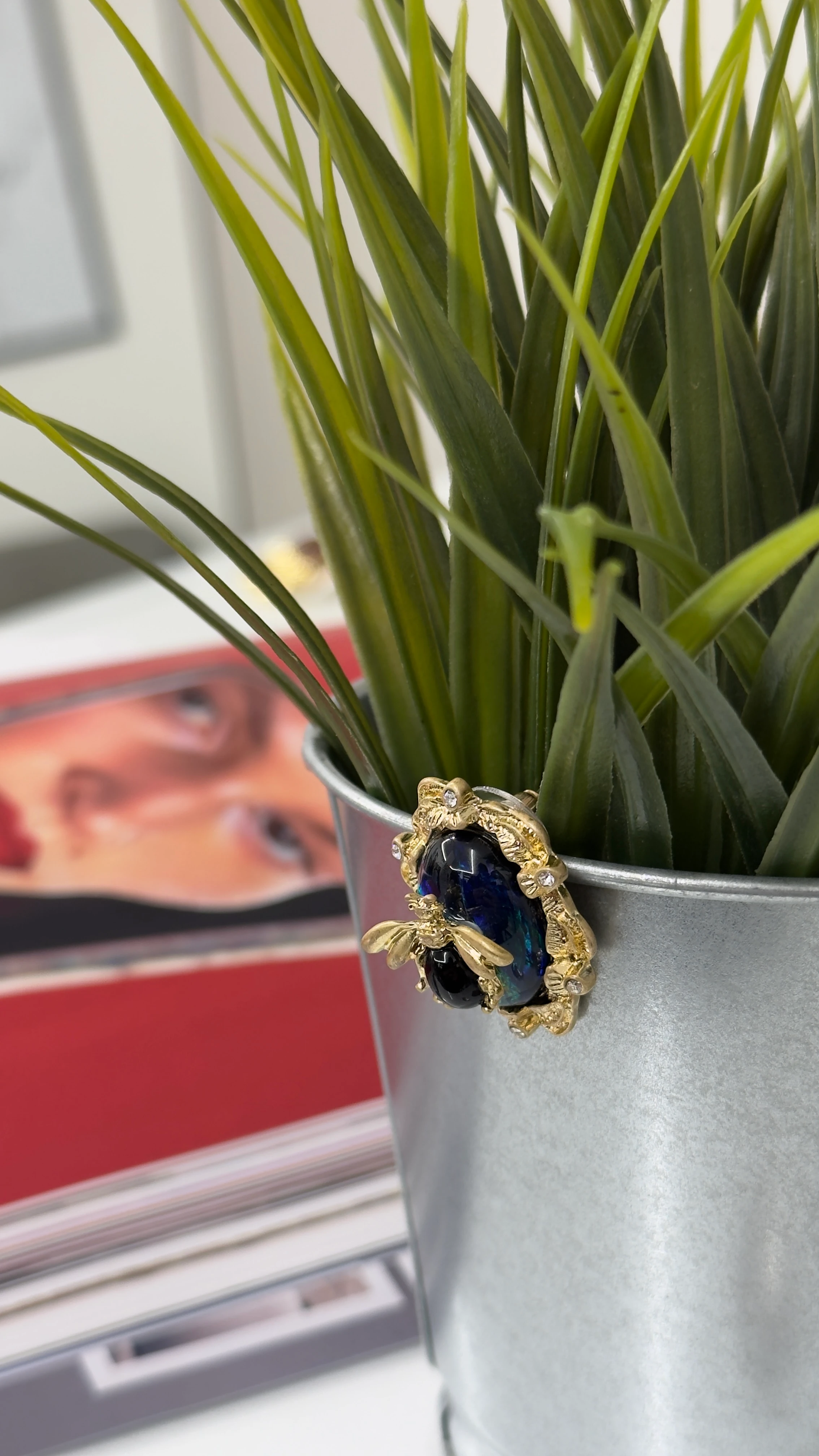 Arı Detaylı Yansıma Boncuk Küpe