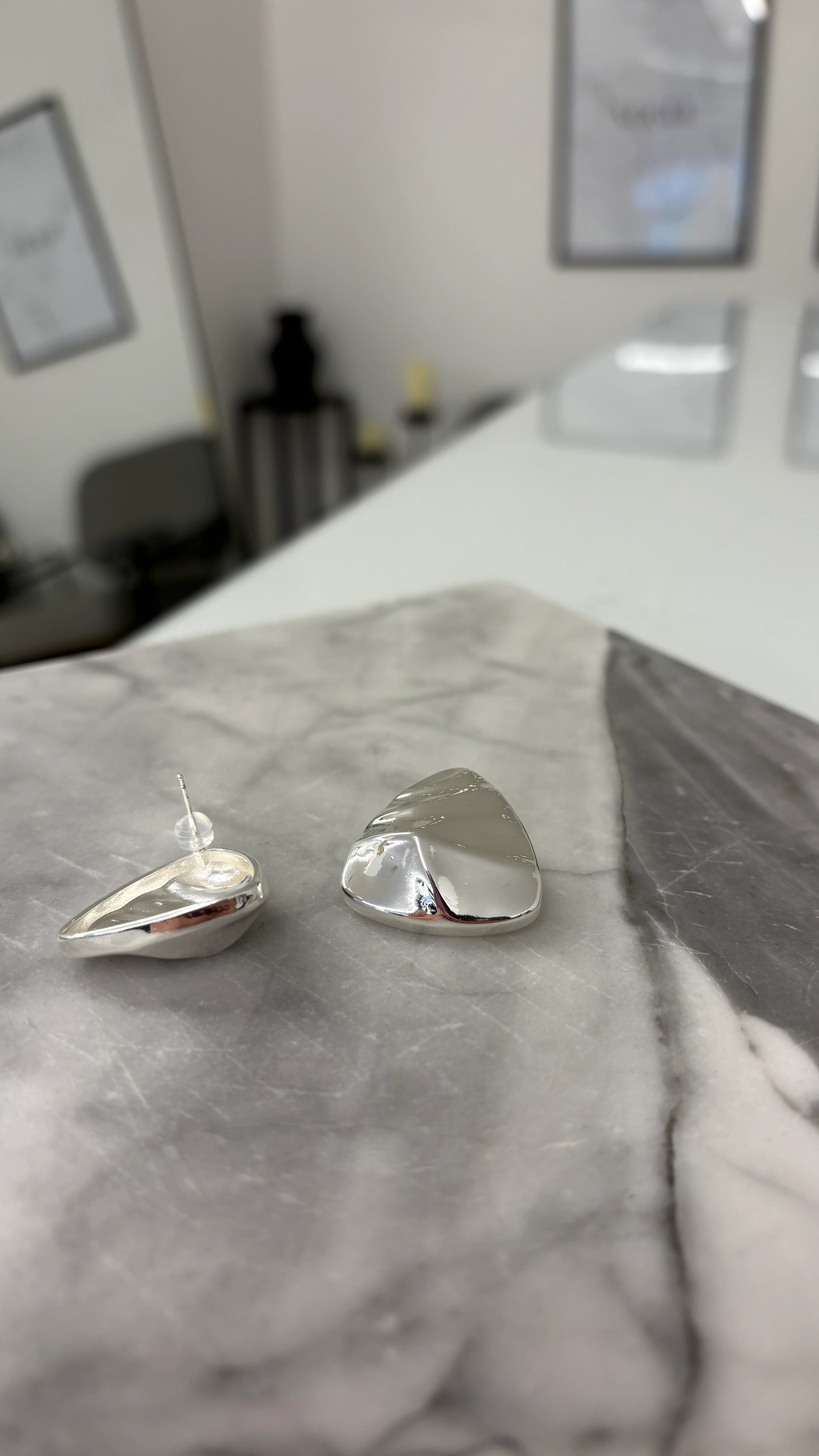 Parlak Gümüş Renk Üçgen Küpe