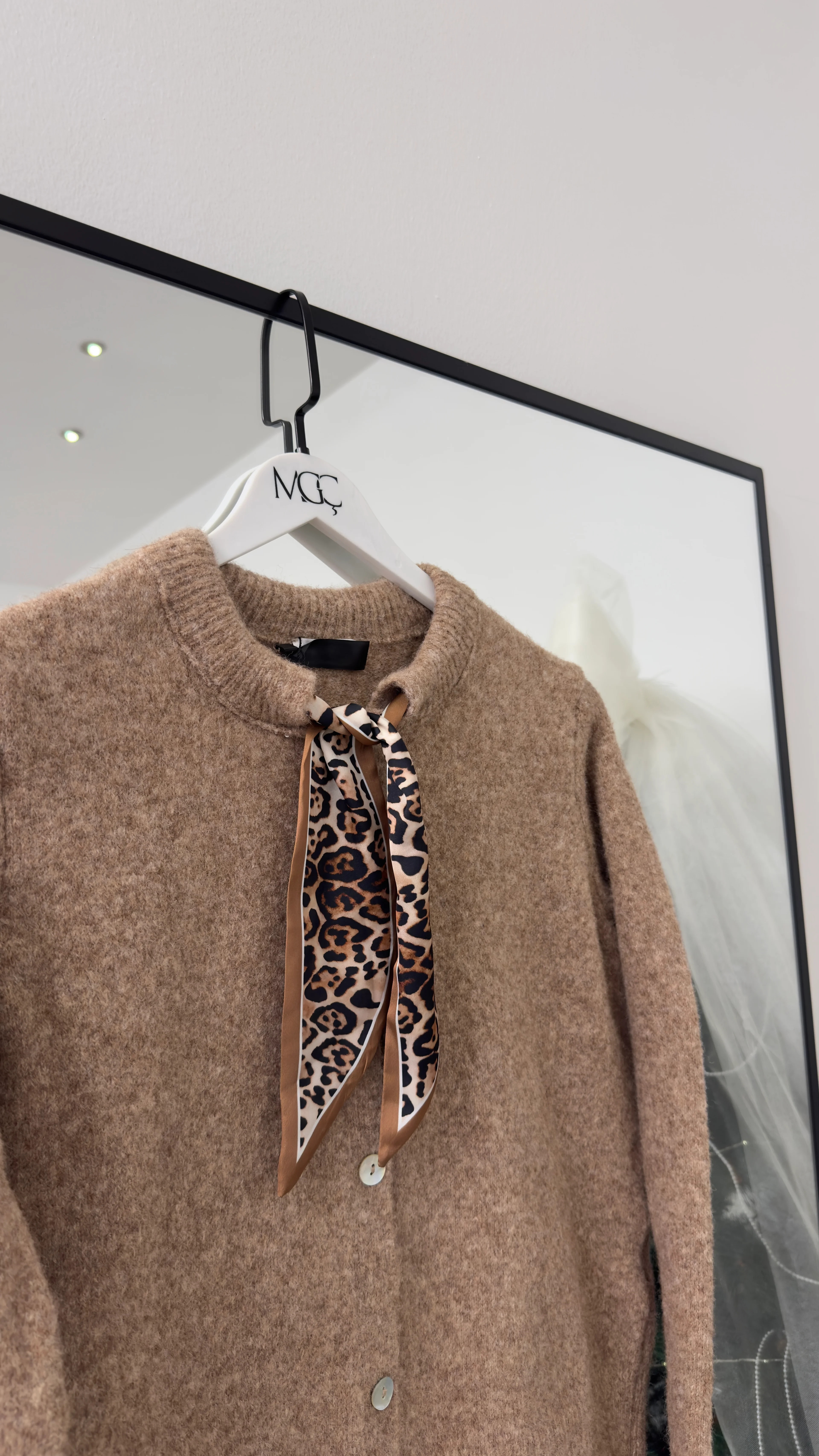 Fular Detaylı Triko Hırka/ Koyu Bej- Siyah