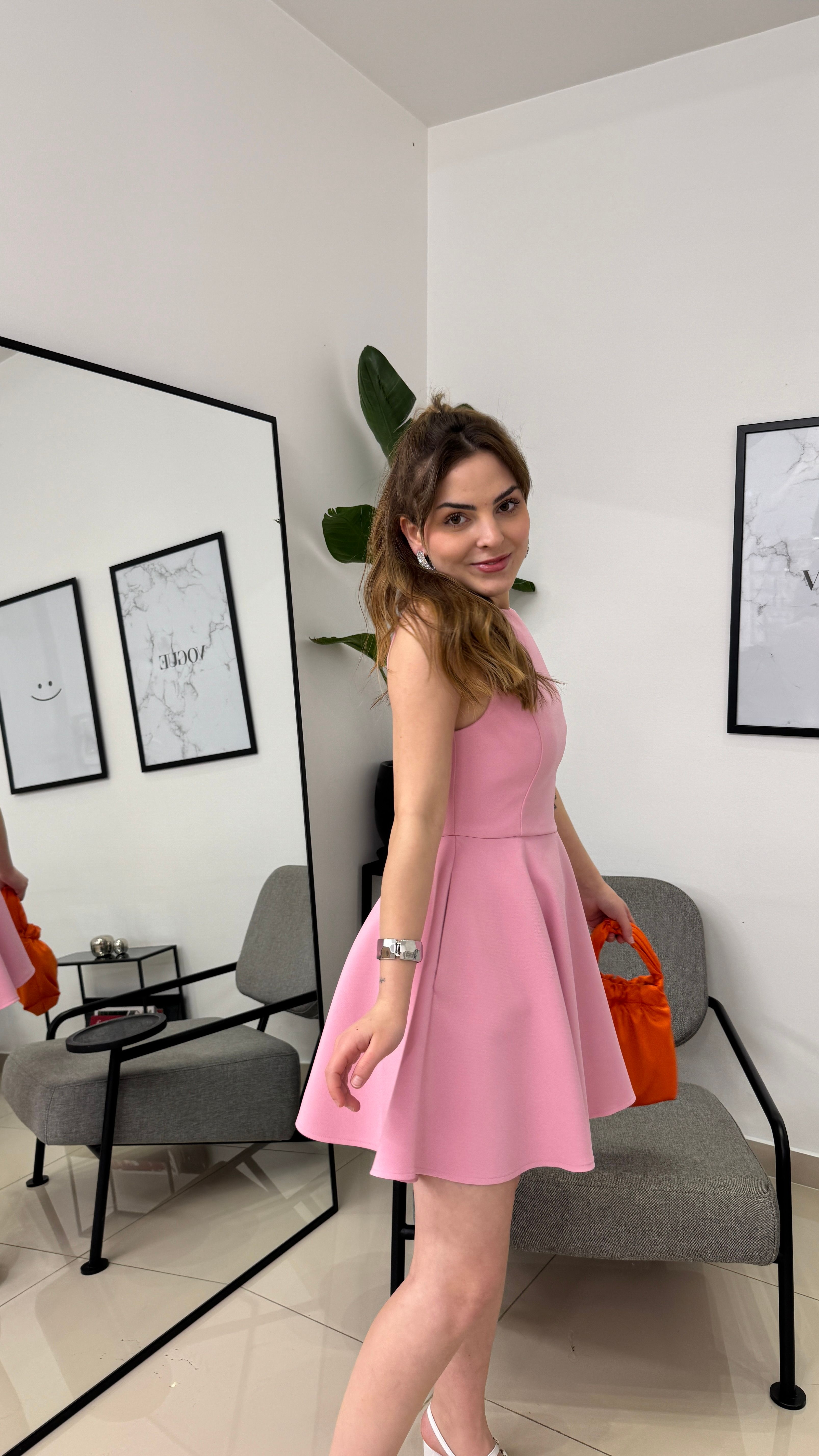 Pembe Eteği Volanlı Sıfır Kol Elbise