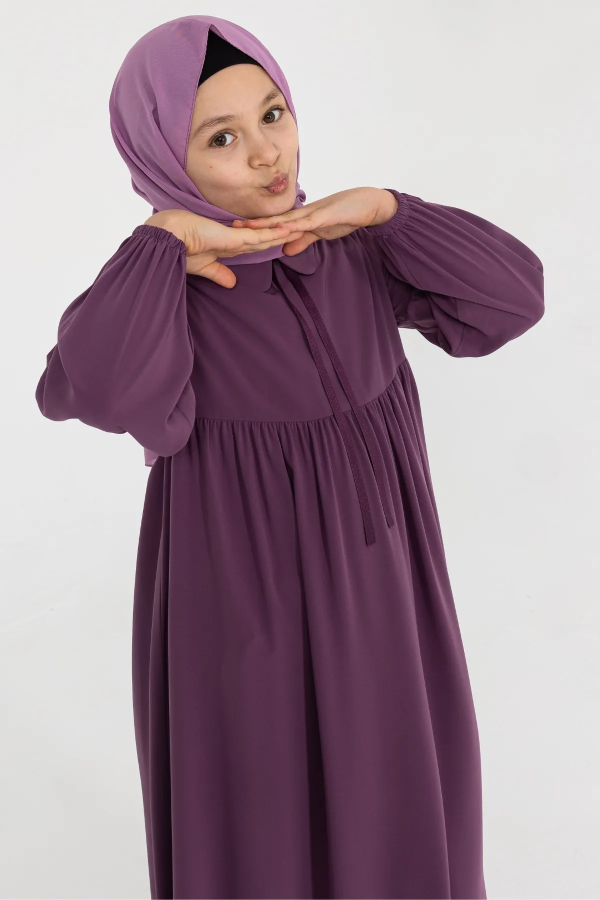 Çocuklar için ferace ve elbise modelleri KDM Kids'te.