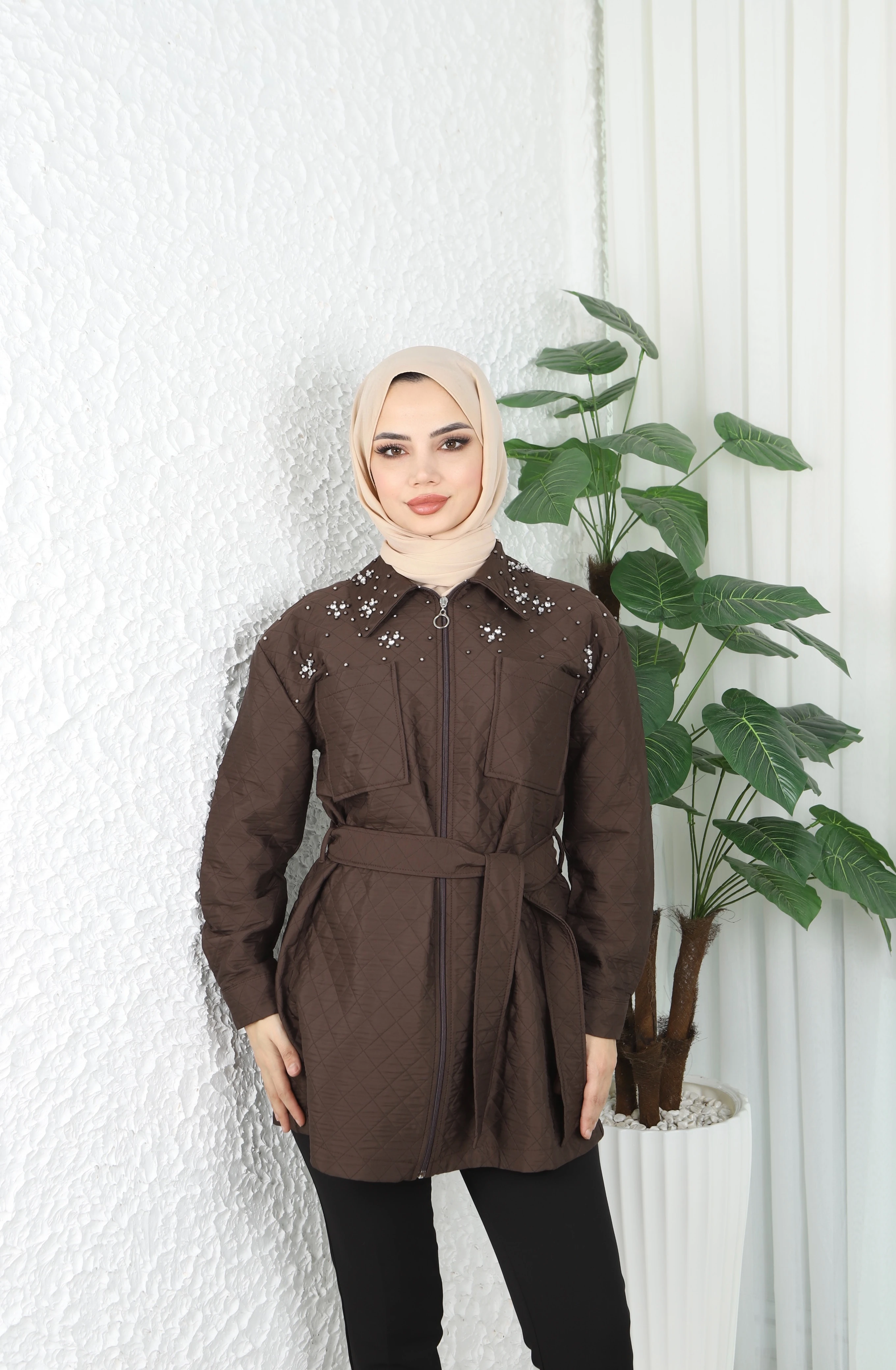 Yakası İnci İşlemeli Kapitone Kuşaklı Mont - Kahverengi