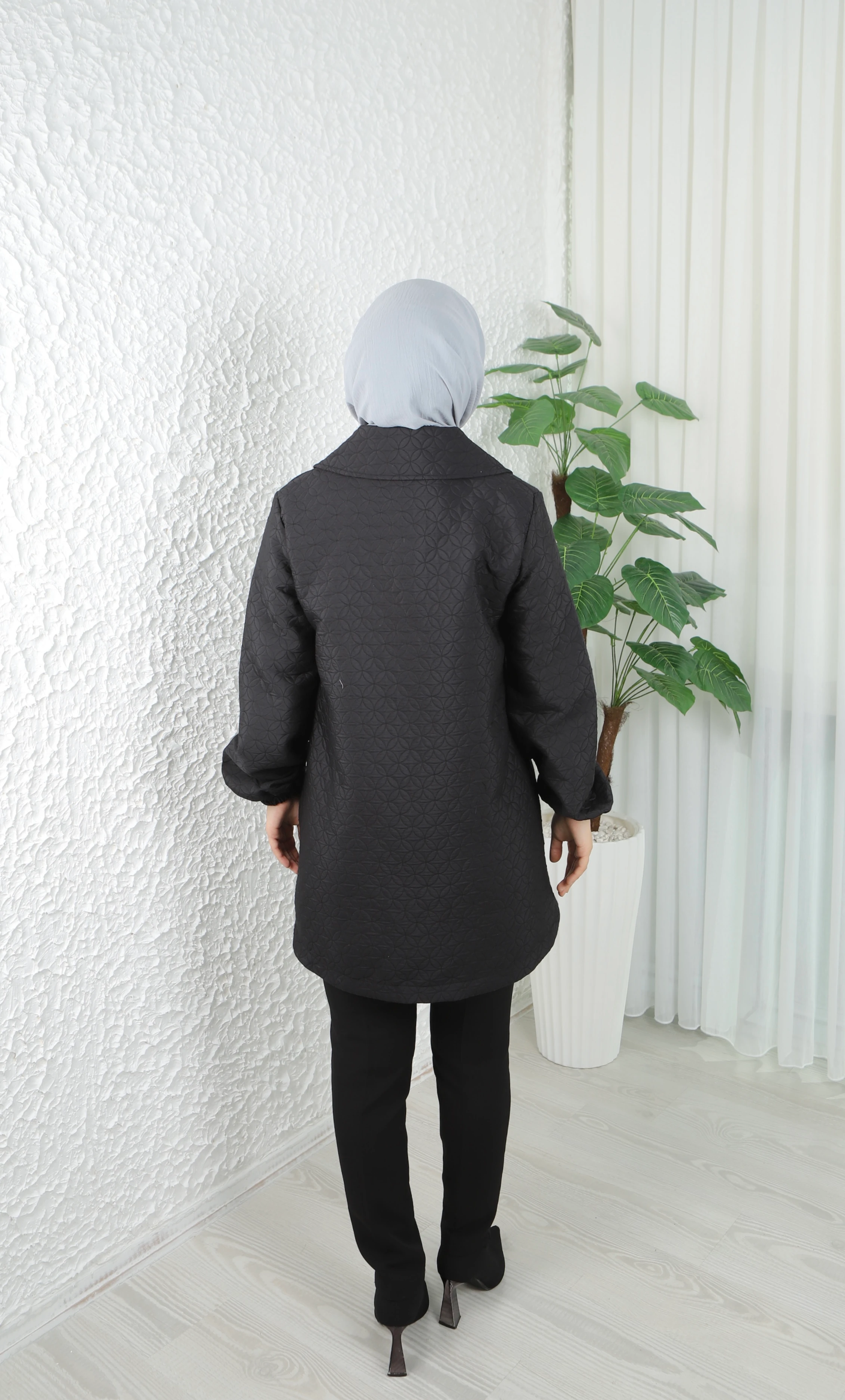 İnci İşlemeli Kapitone Fermuarlı Mont