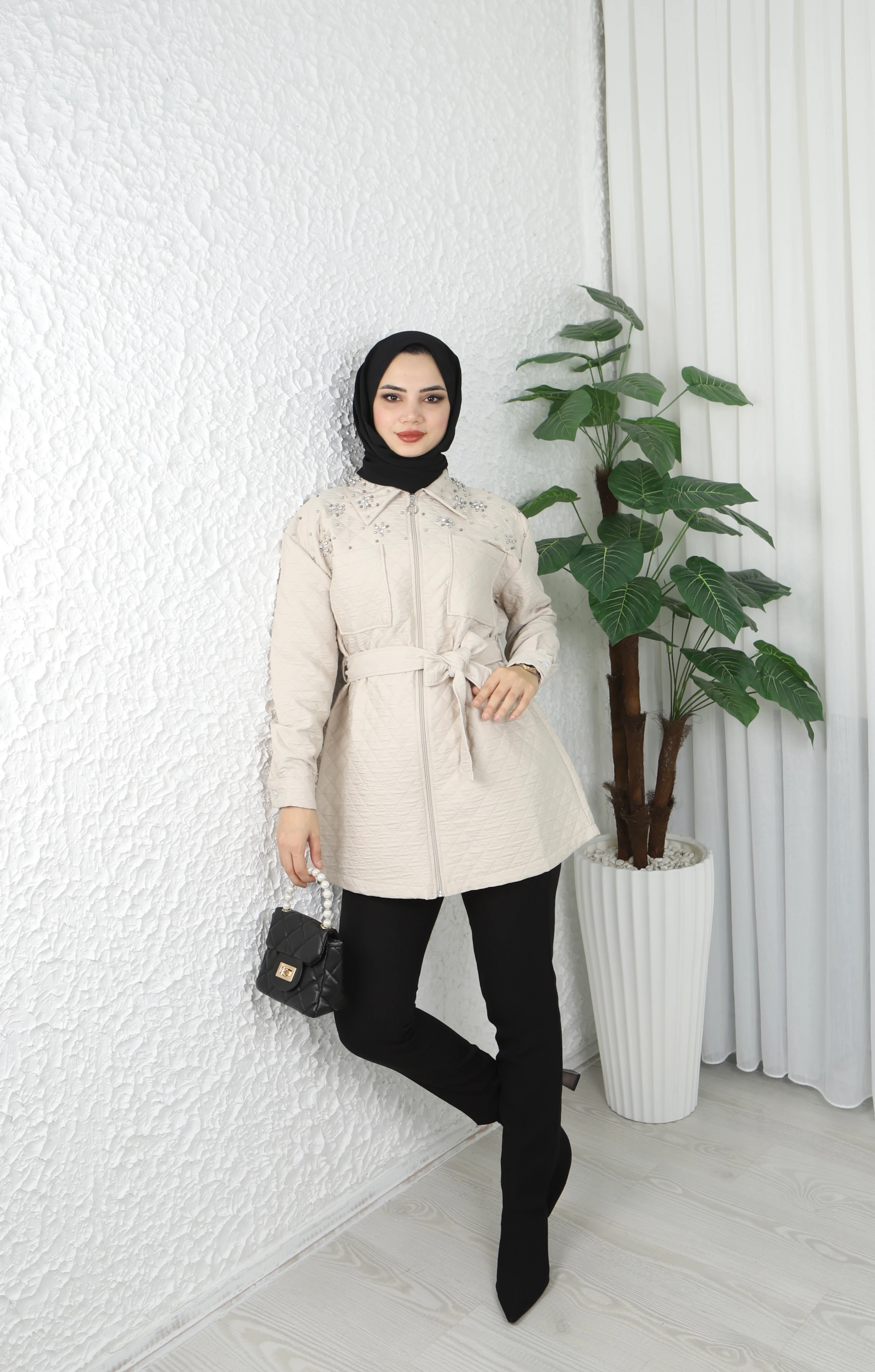 Yakası İnci İşlemeli Kapitone Kuşaklı Mont - Bej