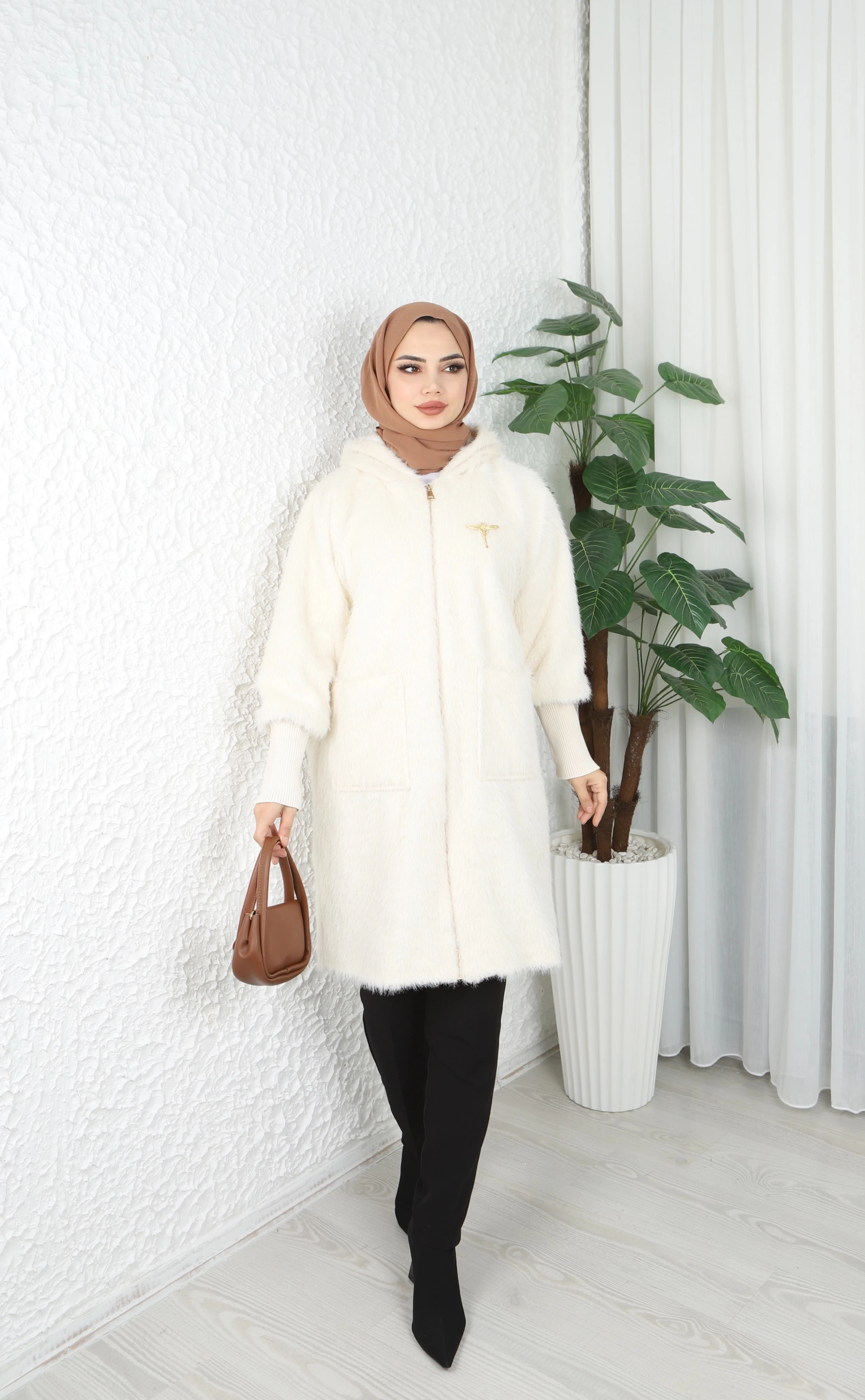 Kapüşonlu Kol Detaylı Pevet Kaşe Kaban 