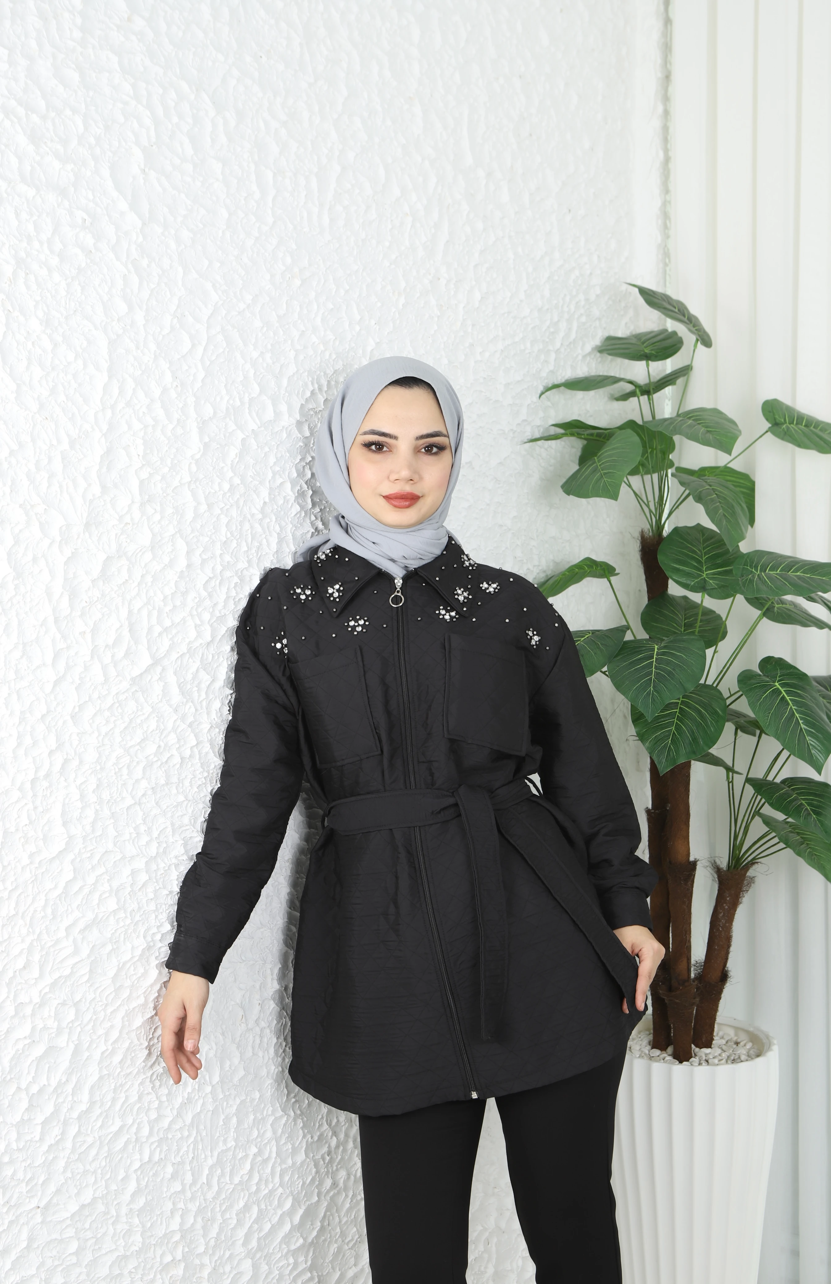 Yakası İnci İşlemeli Kapitone Kuşaklı Mont