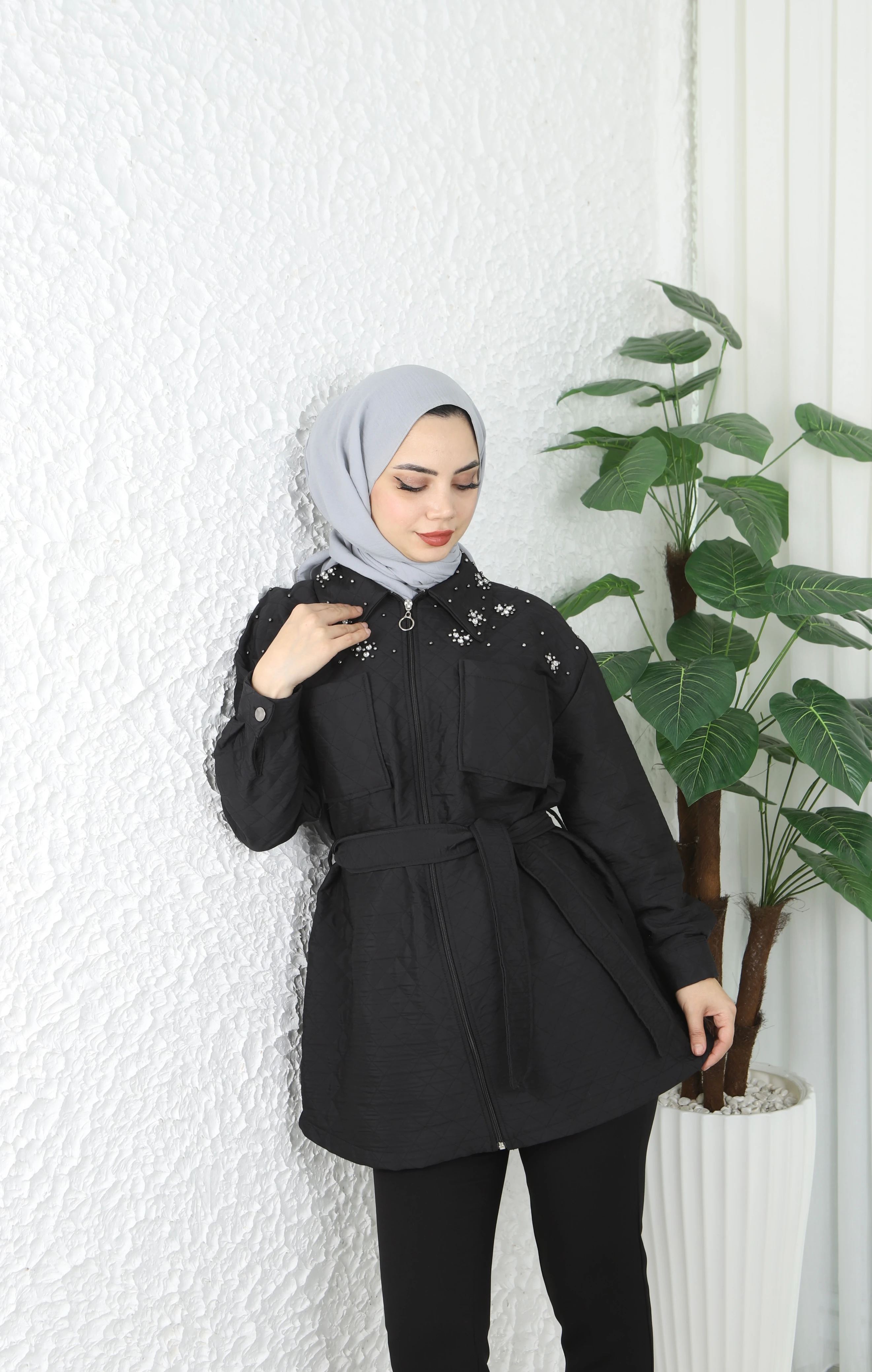 Yakası İnci İşlemeli Kapitone Kuşaklı Mont