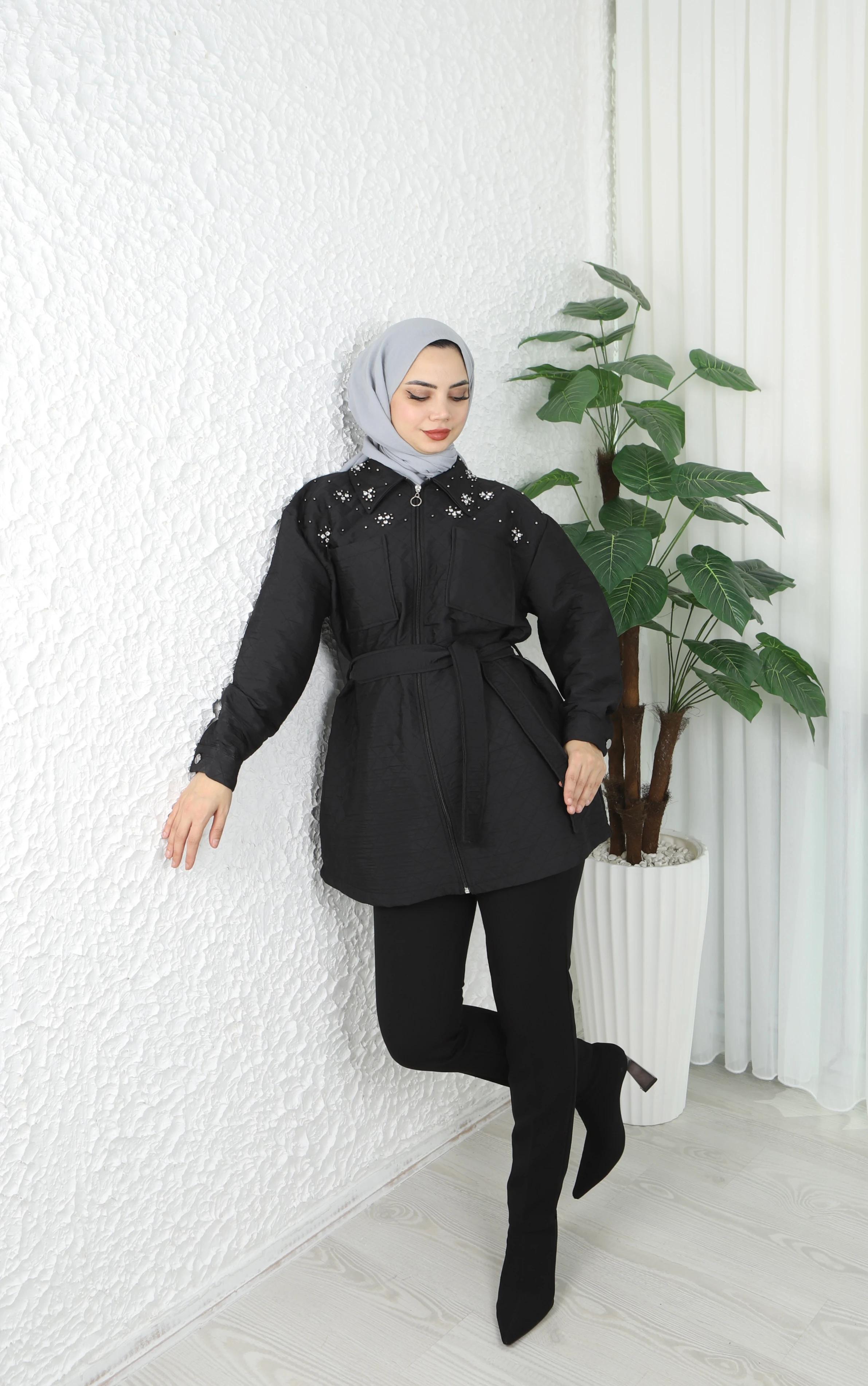 Yakası İnci İşlemeli Kapitone Kuşaklı Mont