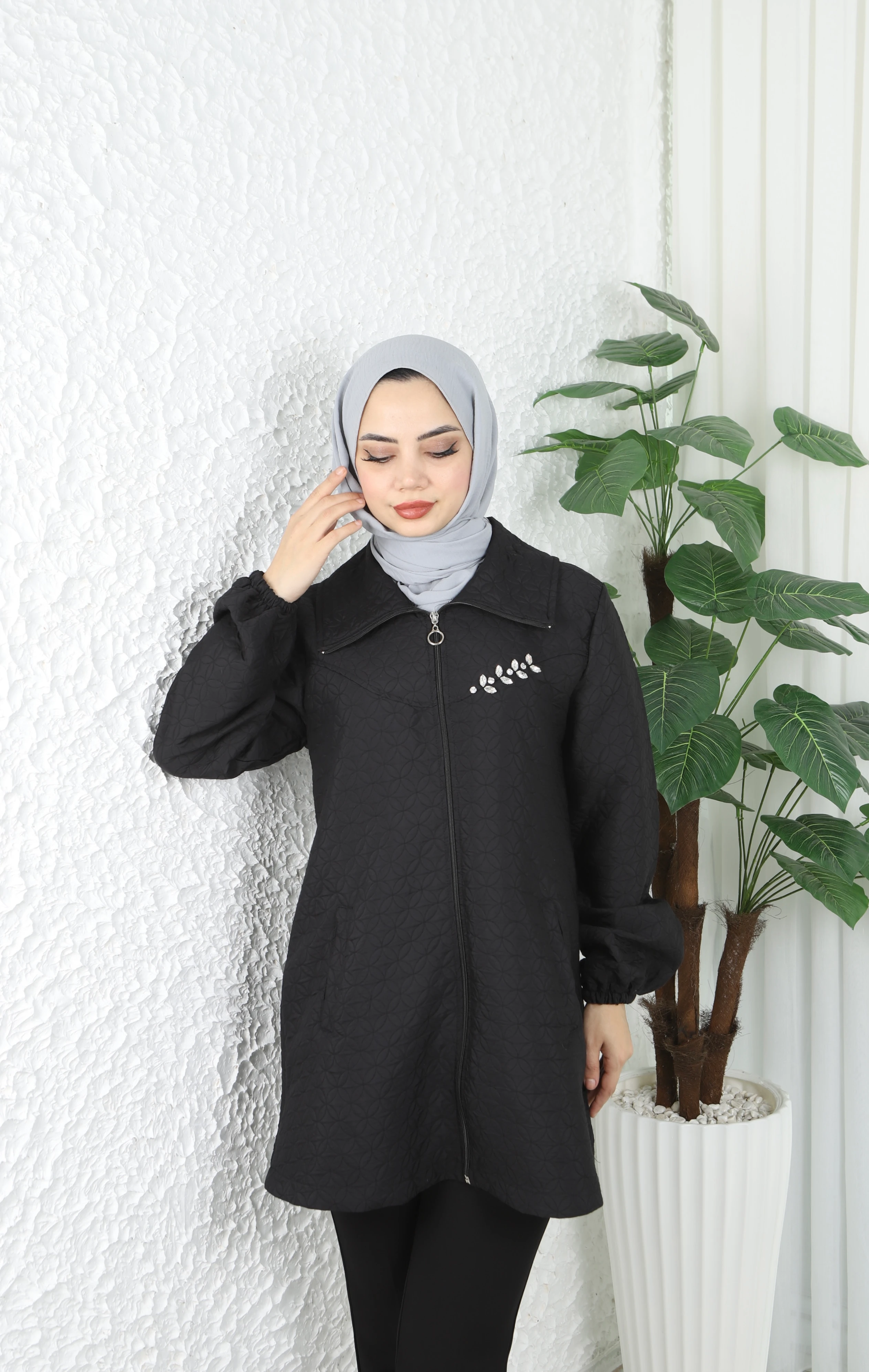 İnci İşlemeli Kapitone Fermuarlı Mont