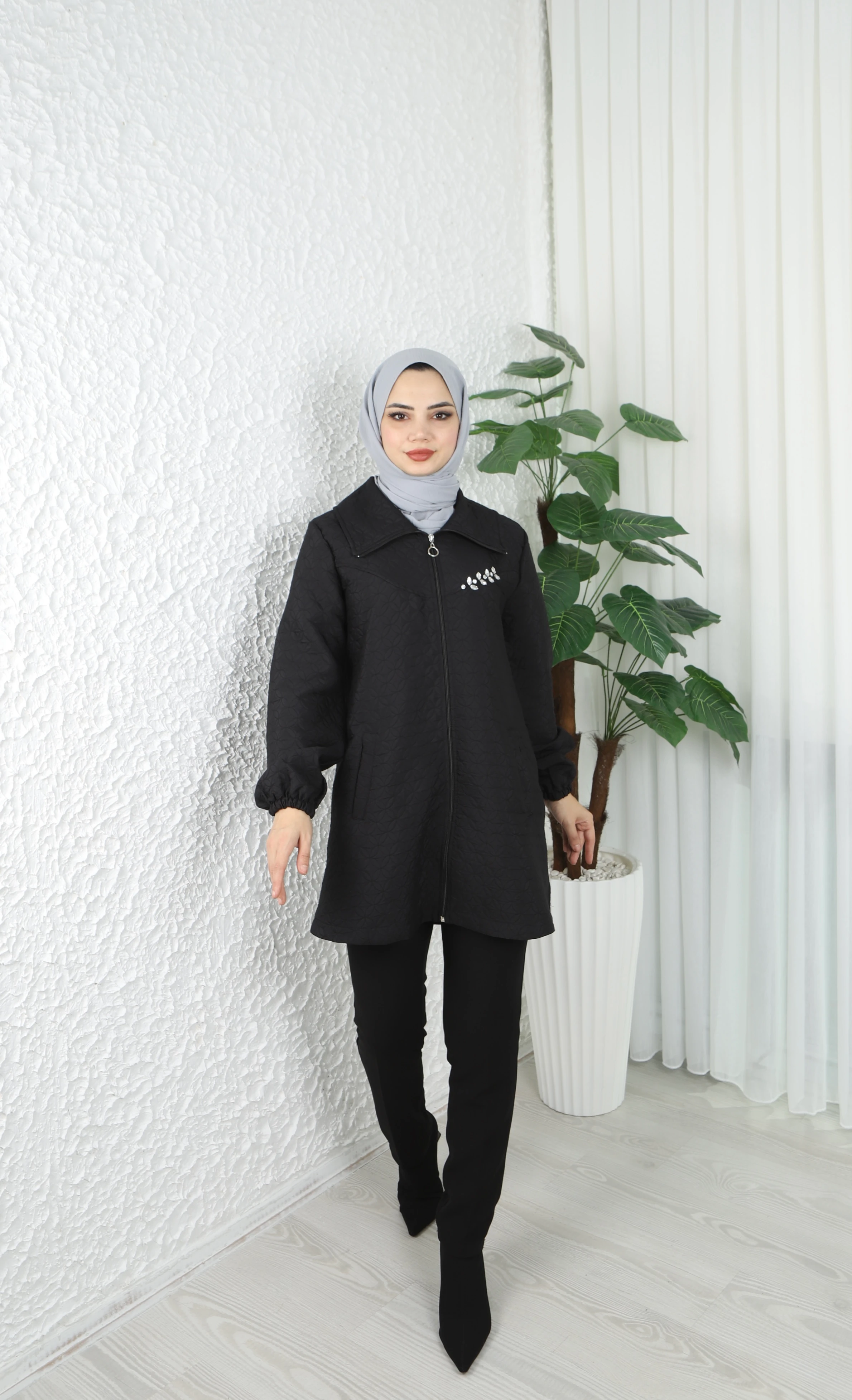 İnci İşlemeli Kapitone Fermuarlı Mont