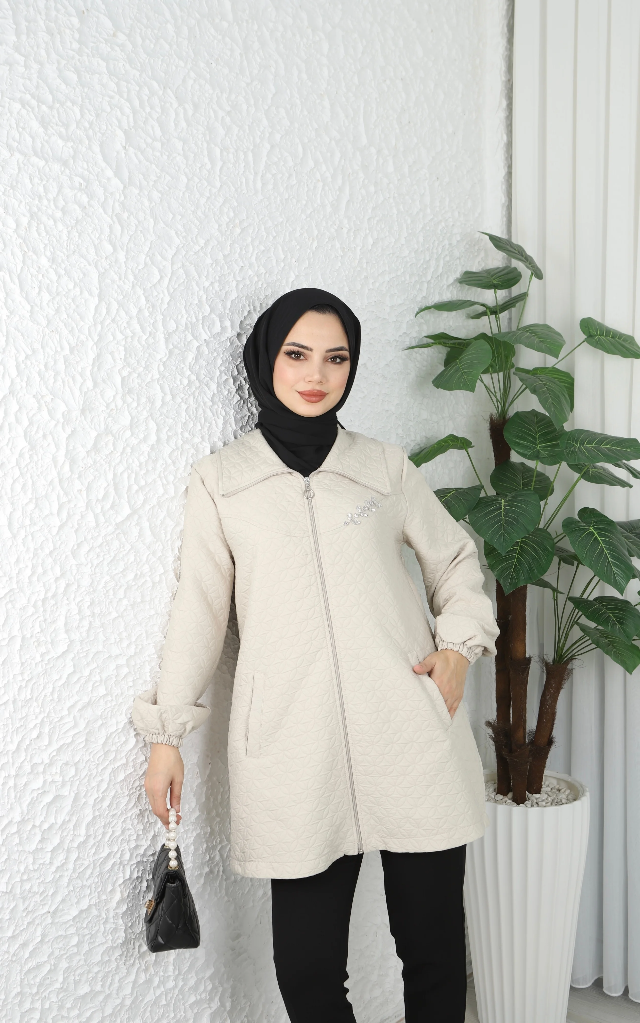 İnci İşlemeli Kapitone Fermuarlı Mont - Bej