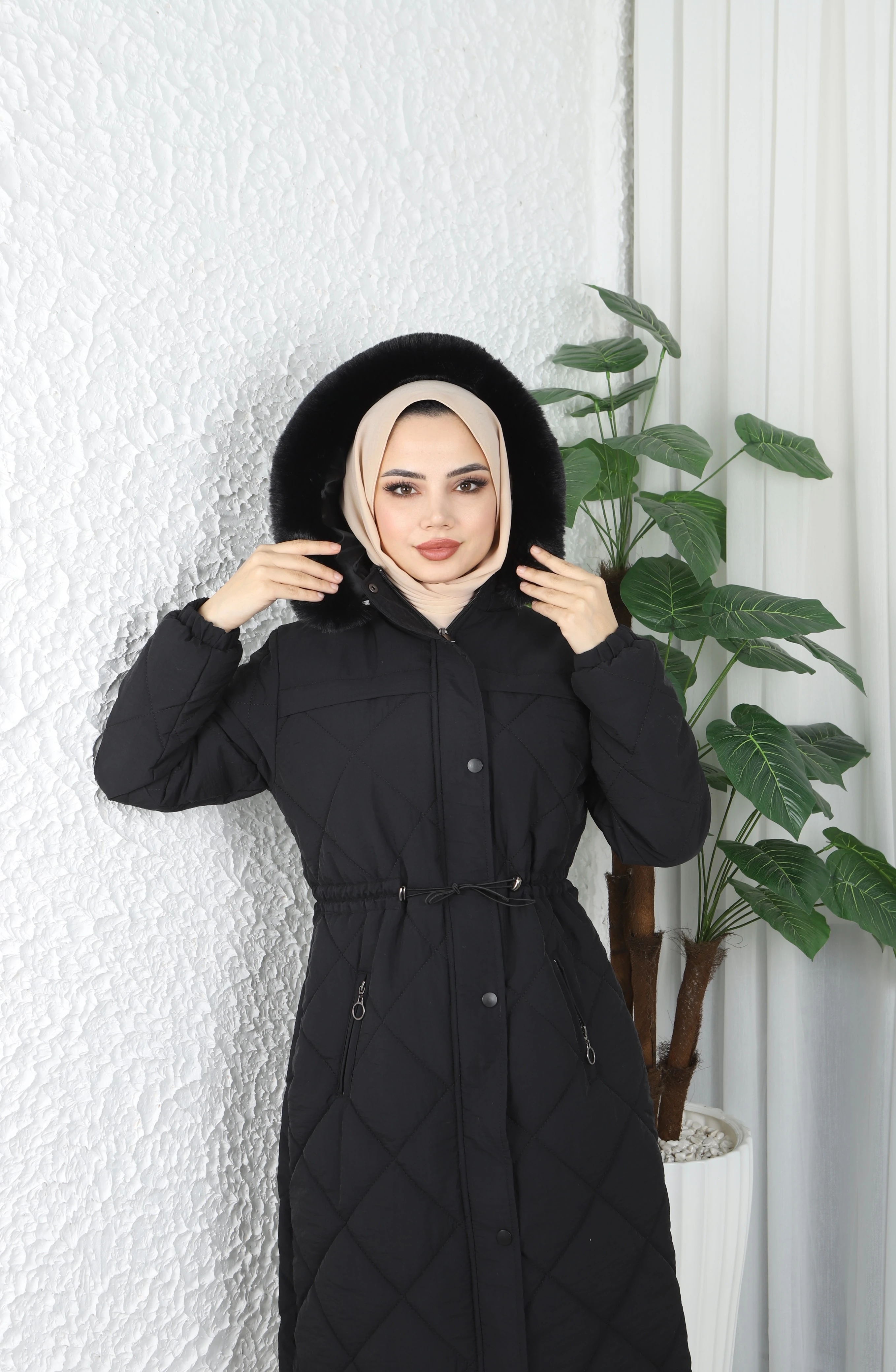 Kapüşonu Kürklü Belden Ayarlamalı Kapitone Mont