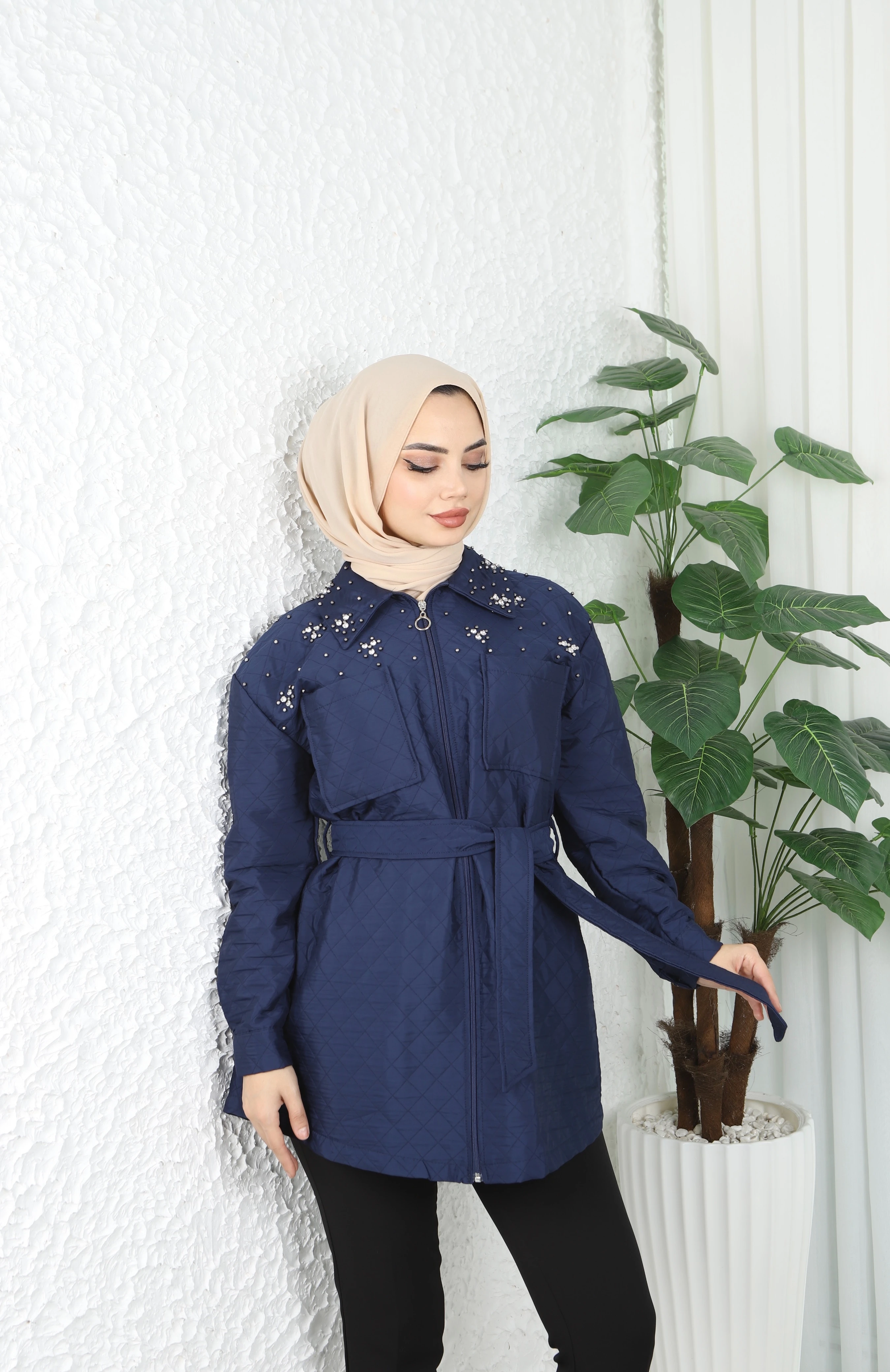 Yakası İnci İşlemeli Kapitone Kuşaklı Mont - Lacivert