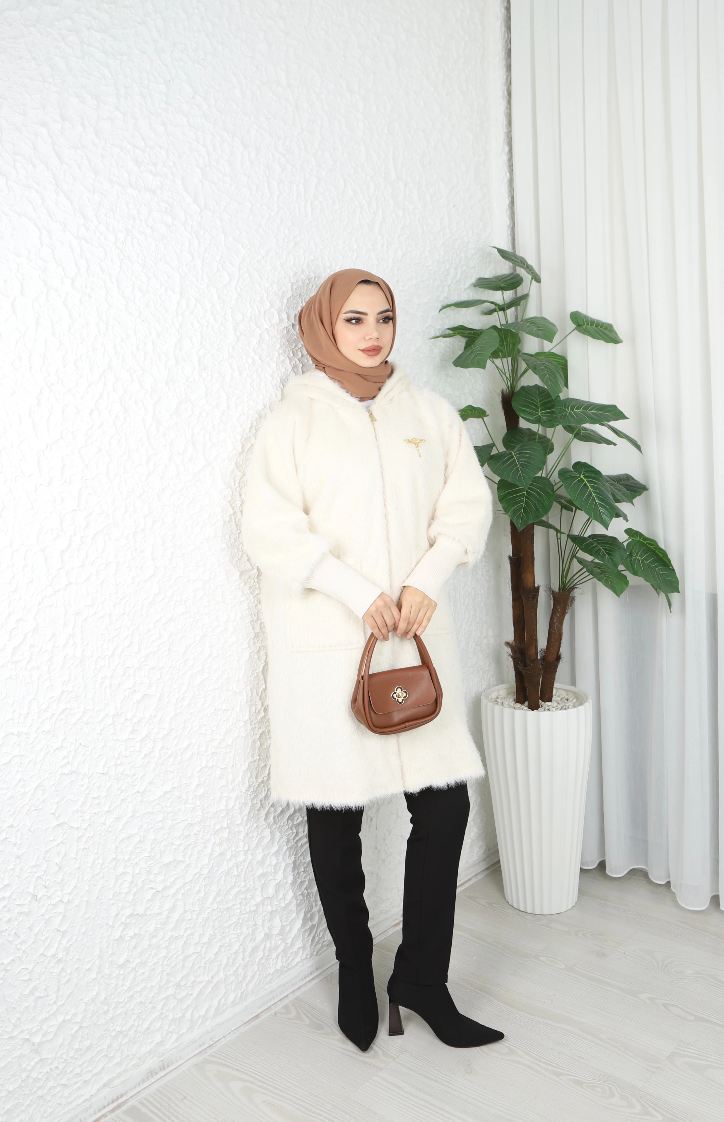 Kapüşonlu Kol Detaylı Pevet Kaşe Kaban 