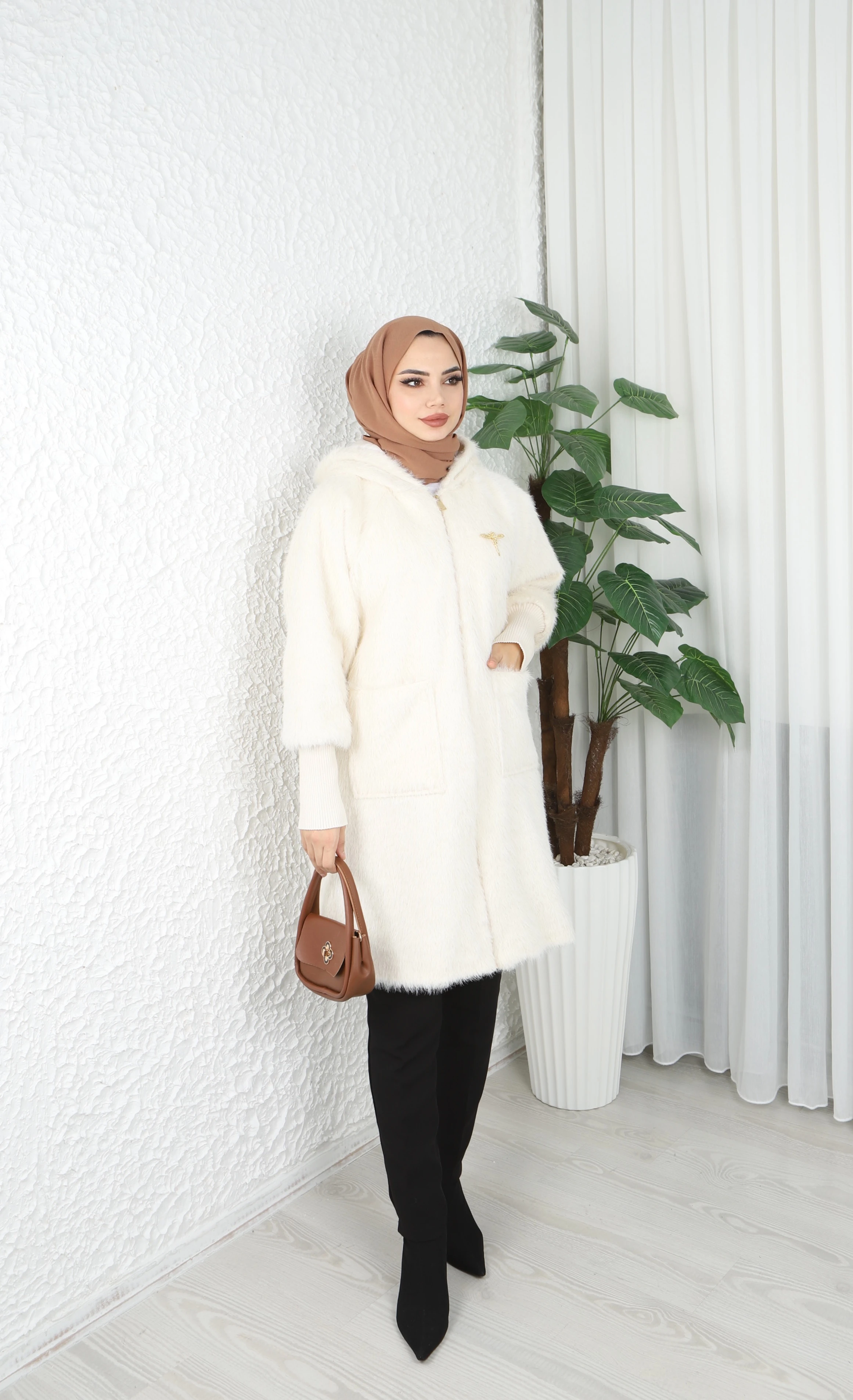 Kapüşonlu Kol Detaylı Pevet Kaşe Kaban 