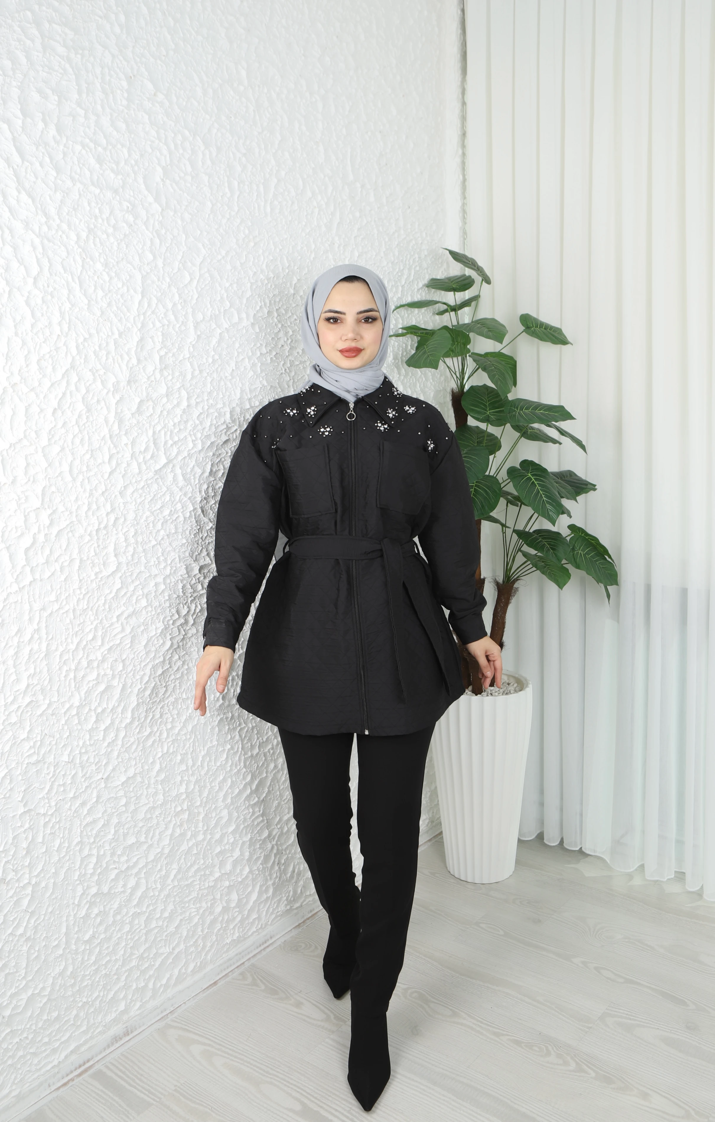 Yakası İnci İşlemeli Kapitone Kuşaklı Mont