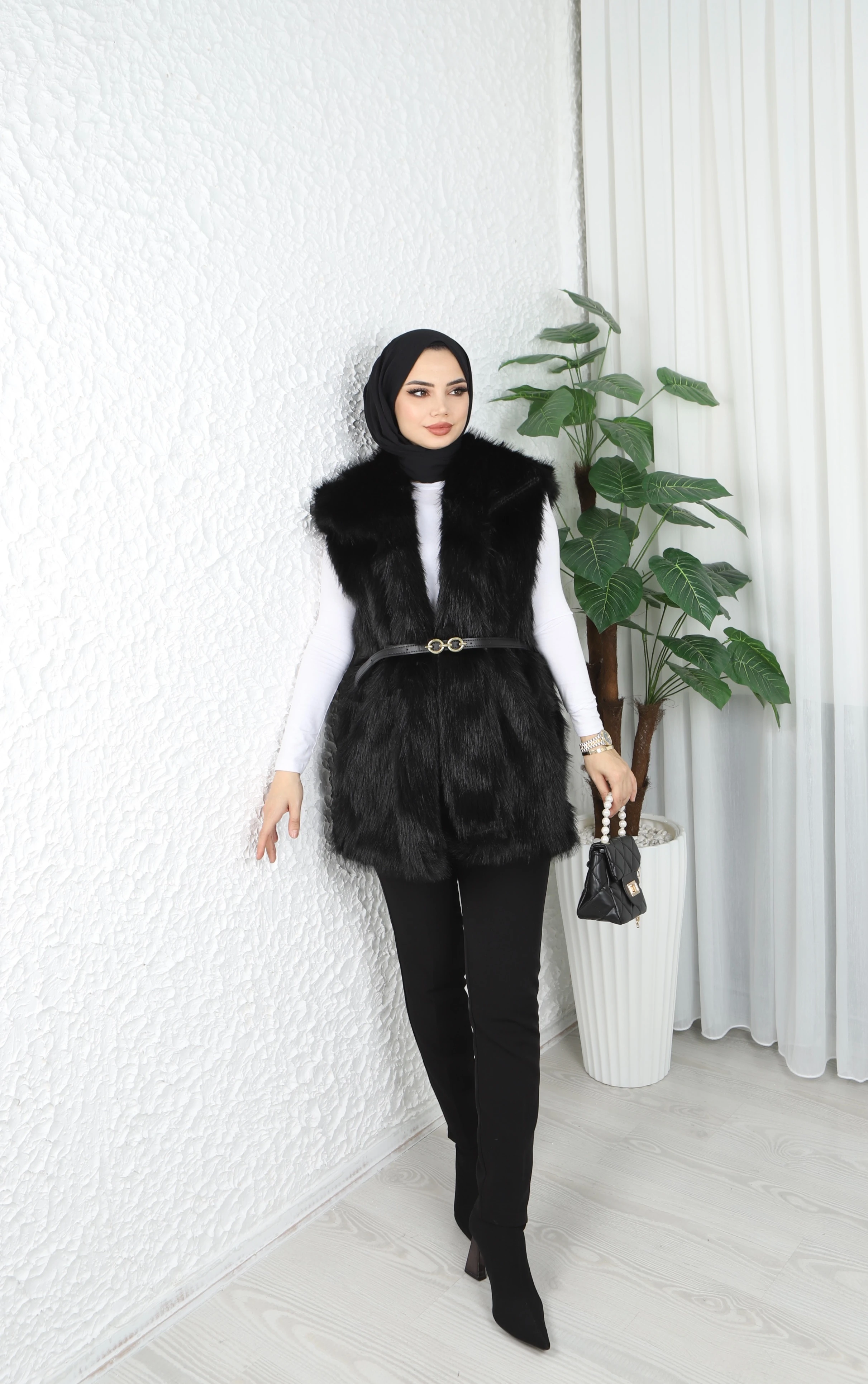 Kemer Detaylı Kürklü Yelek  - Siyah