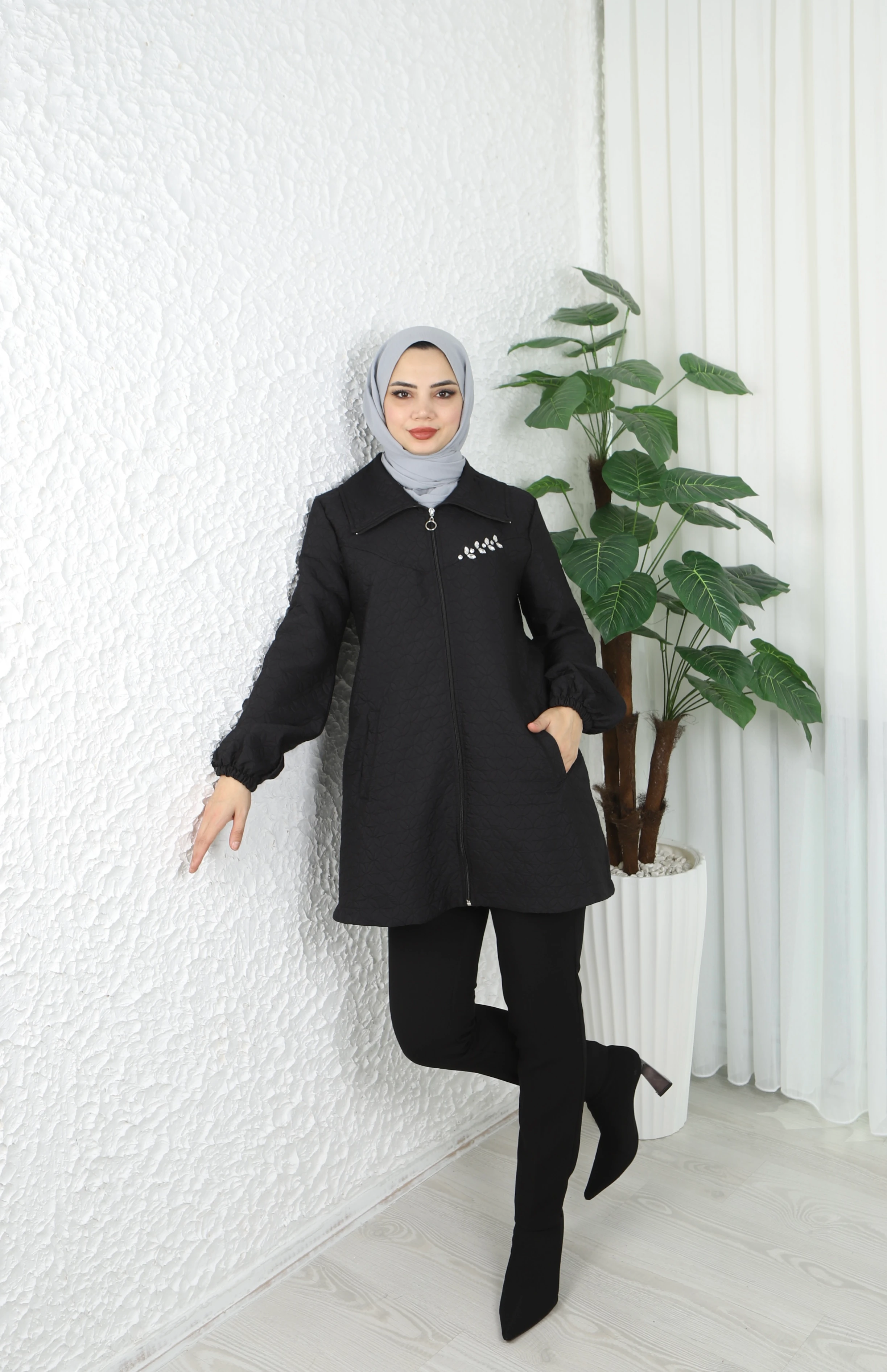 İnci İşlemeli Kapitone Fermuarlı Mont - Siyah