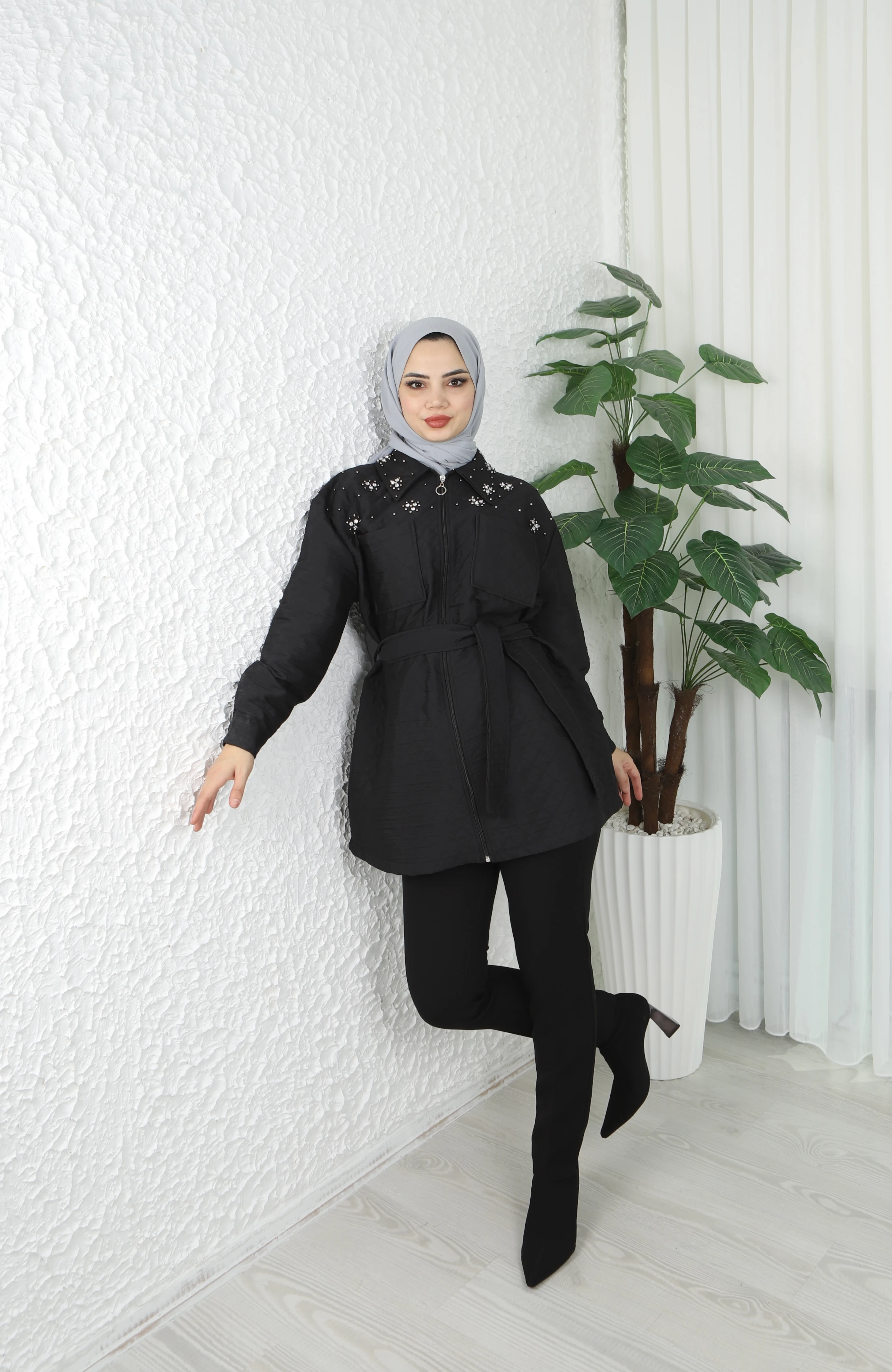 Yakası İnci İşlemeli Kapitone Kuşaklı Mont - Siyah