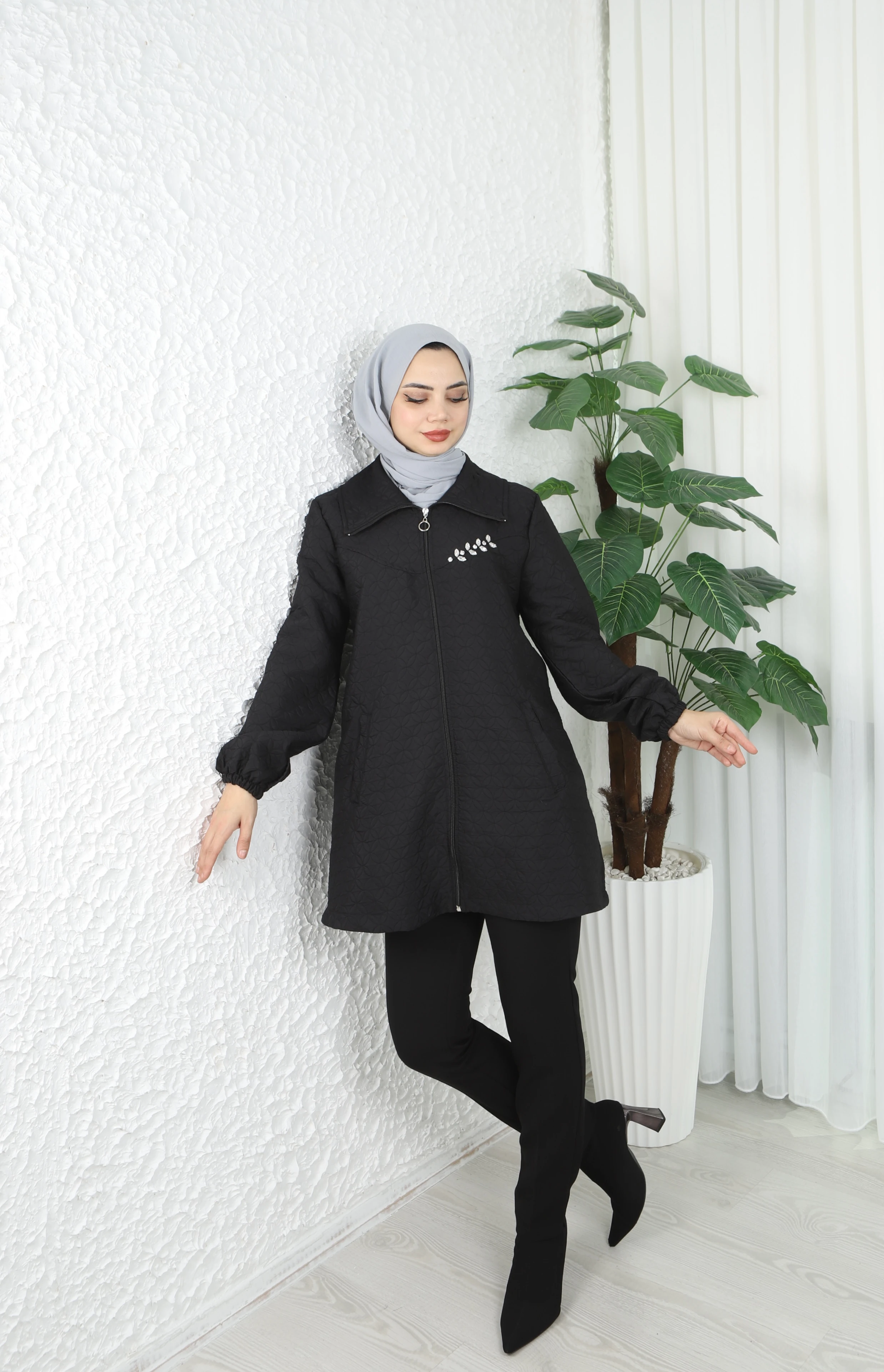 İnci İşlemeli Kapitone Fermuarlı Mont